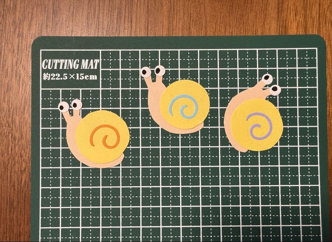 【かたつむり】ページ 写真絵本「かたつむりの いろいろ 色ウンチ」 | 飯田市美術博物館