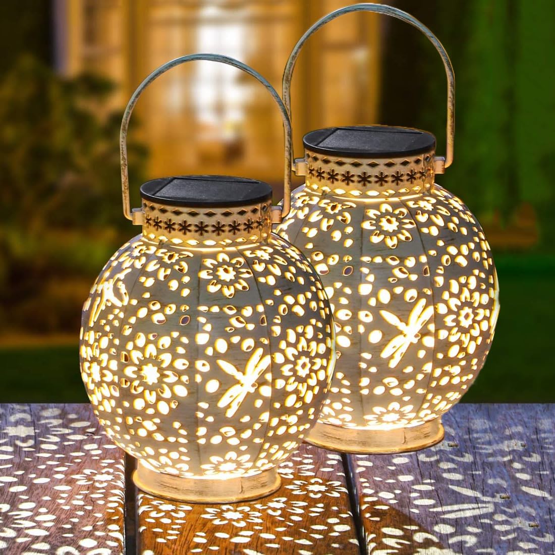 Lot de 2 lanternes solaires d'extérieur à suspendre – Lumières décoratives LED en métal étanche avec ombre coulée (blanc)