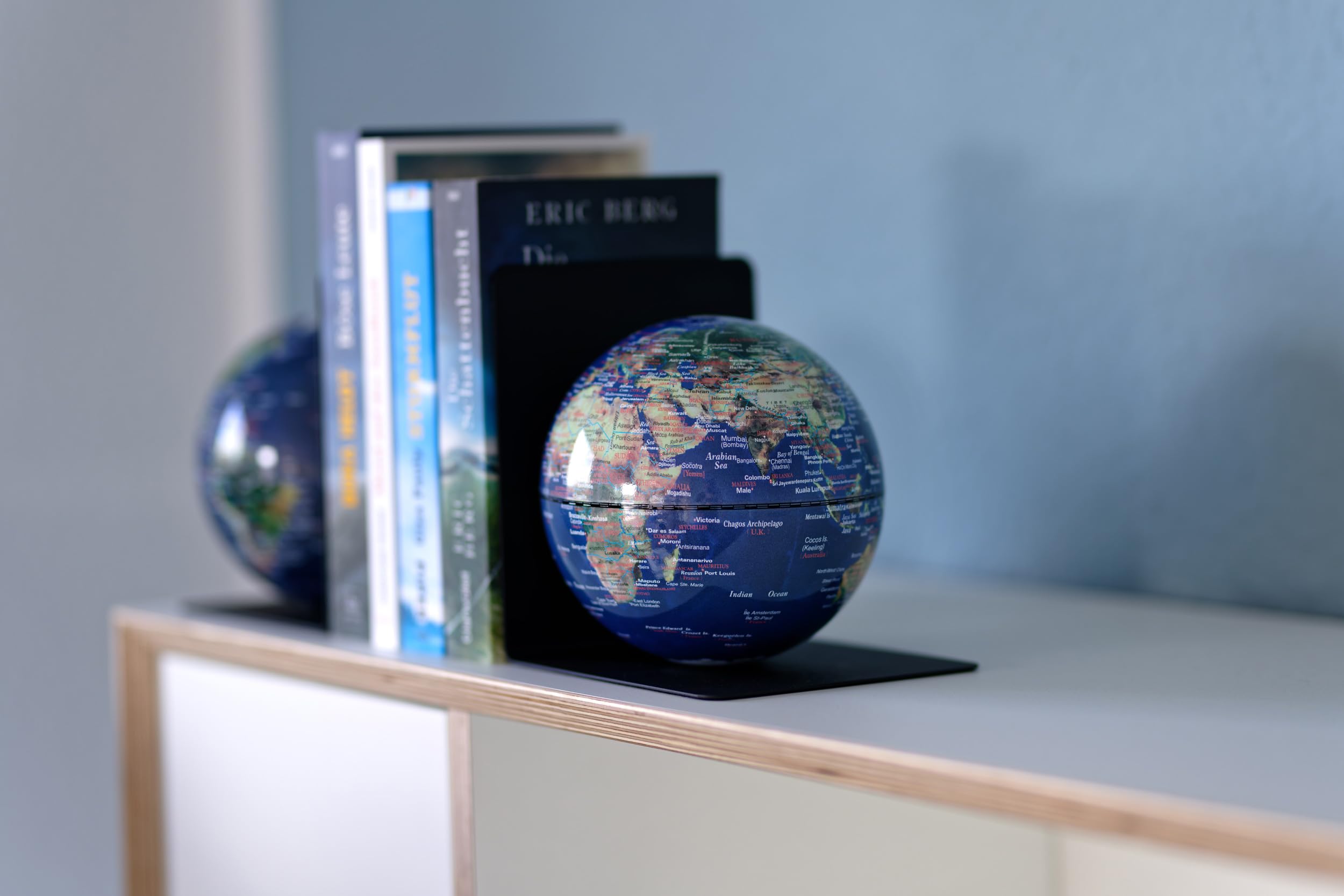 TROIKA Globus Buchstützen aus Metall BOOKGLOBE Ø 13 cm magnetisch balancierte Globen blaugrüne topographische Karte, zusammen 1,2 kg - im hübschen Karton ideal zum Verschenken