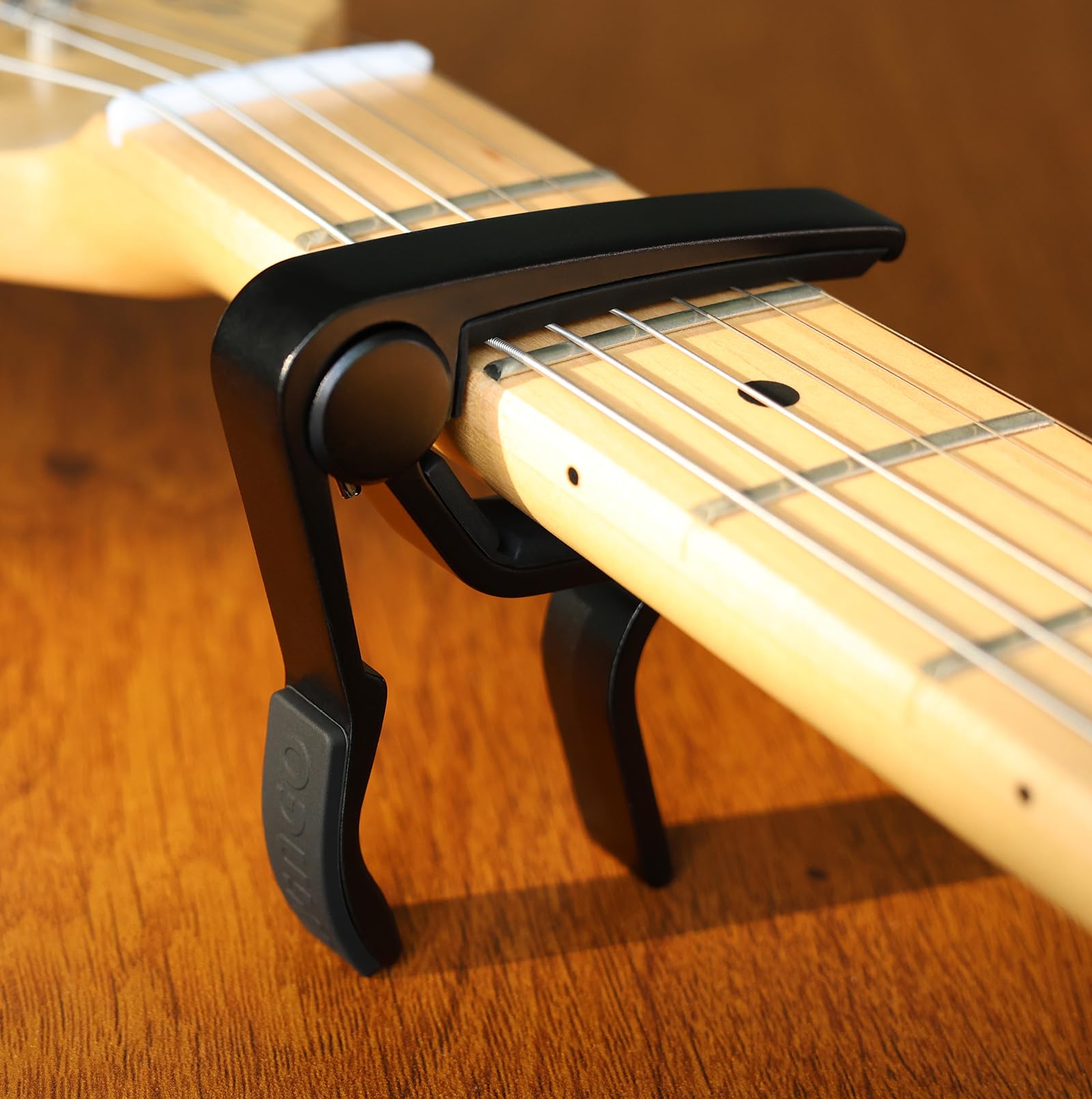 WINGO Kapodaster gitarowy do gitar akustycznych i elektrycznych z 5 kostkami za darmo, czarny.