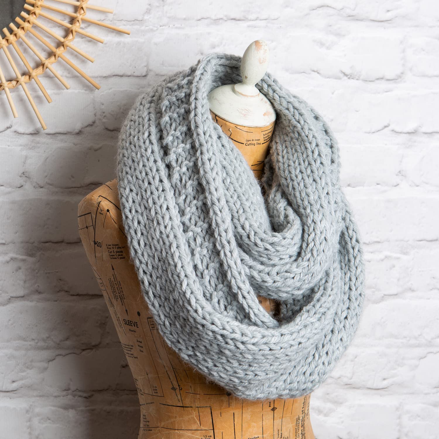 Kit de tejer con gorro y bufanda con pompones - Manualidades Principiante