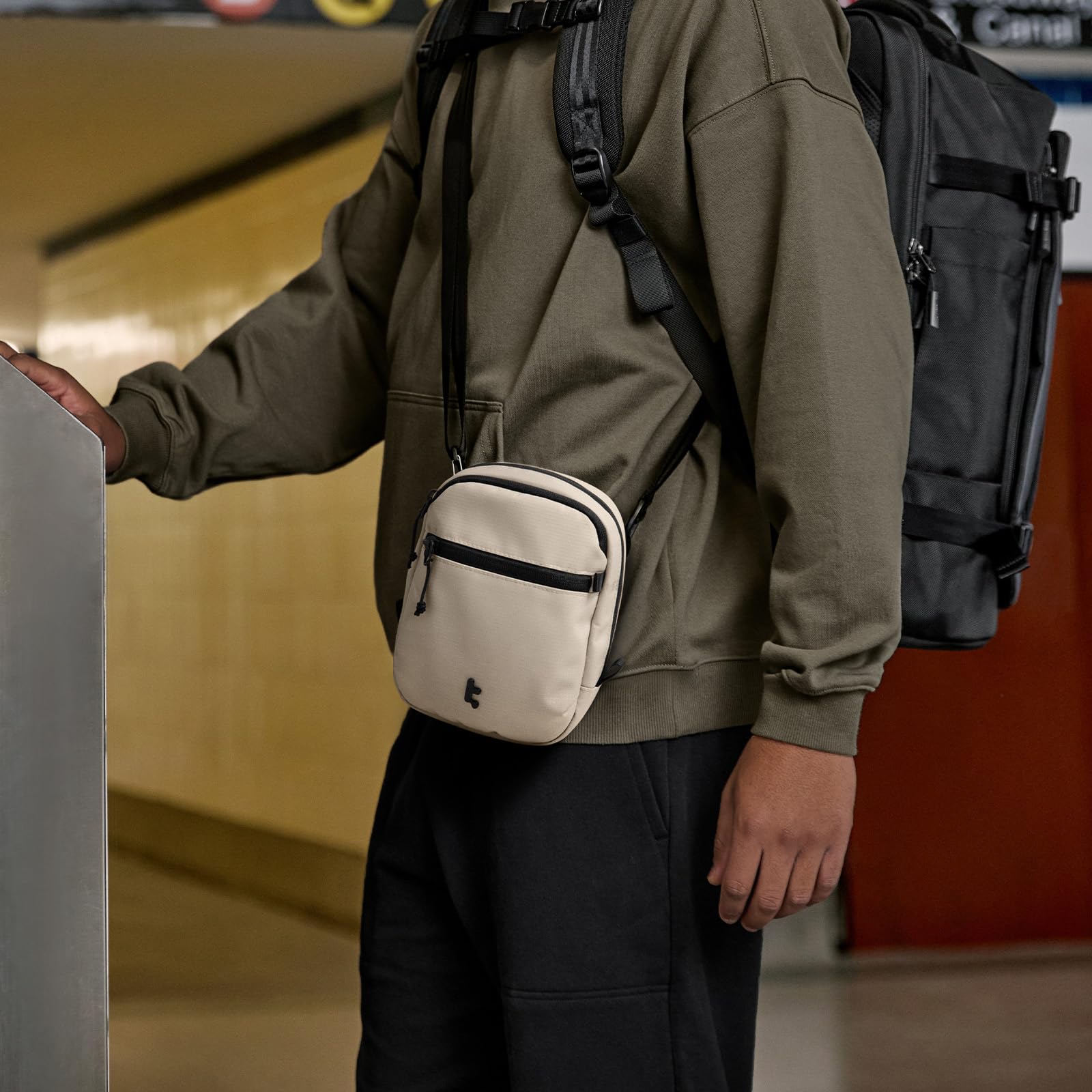 tomtoc Borsa a Tracolla Antifurto, Portadocumenti con Protezione RFID – Borsa da Viaggio Bloccabile con Zip Sicura, Contiene 4-6 Passaporti, Multi Tasche per Carte – Organizzatore per Uomini e Donne