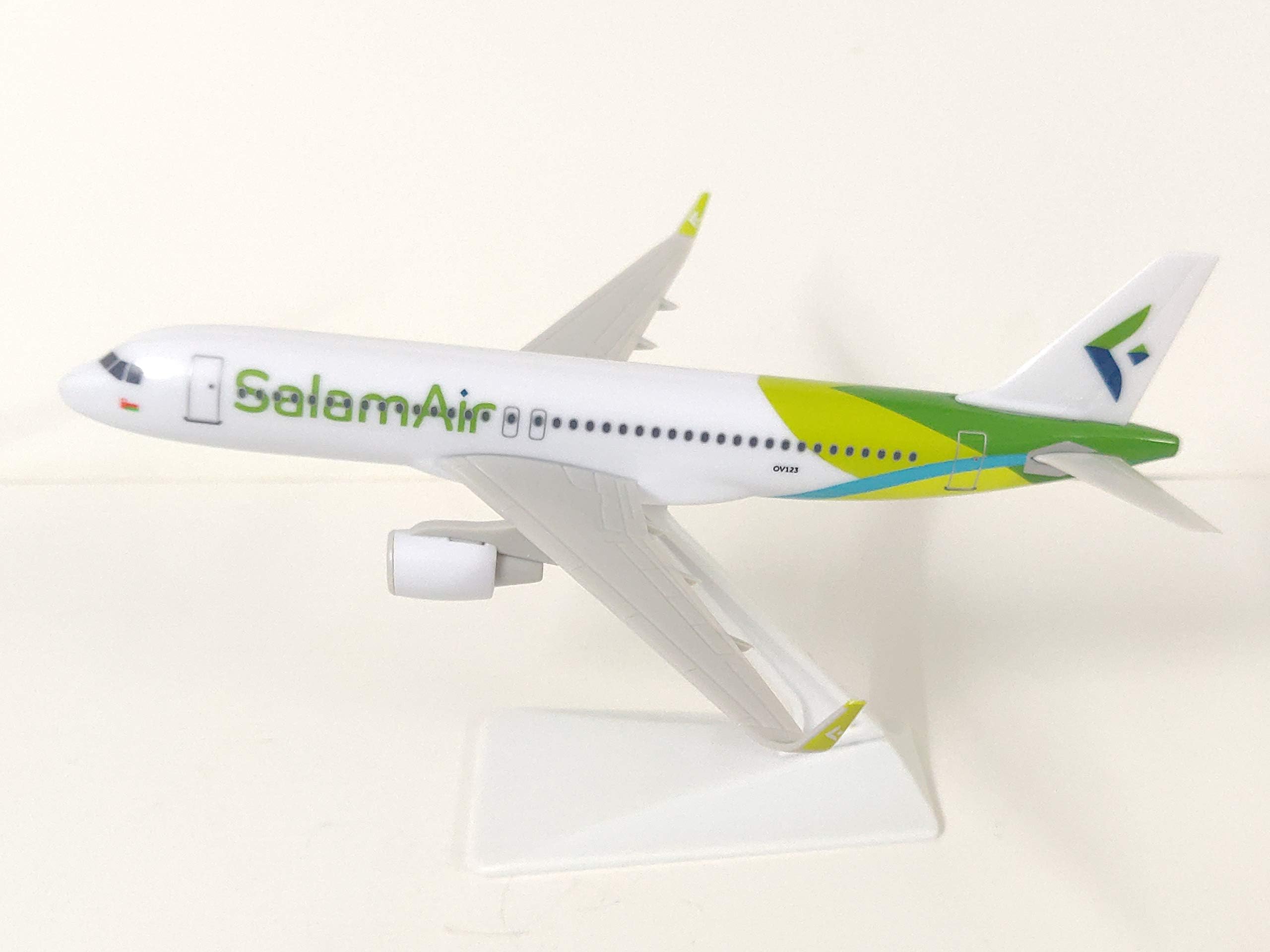 DBJETS Salam Air Airbus A320 200 1/200 Scale Nostalgic Plastic Aircraft Model with Stand