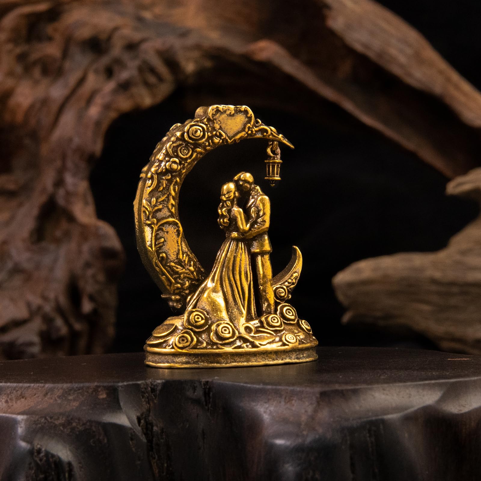 Betr Brsas 100% Solid Brass Moonlit Lovers Figurine, Vintage Couple Under Crescent Moon Statue with Rose Details, Mini Collectible Brass Romantic Desk Decor for Bedroom, Bookshelf, Wedding