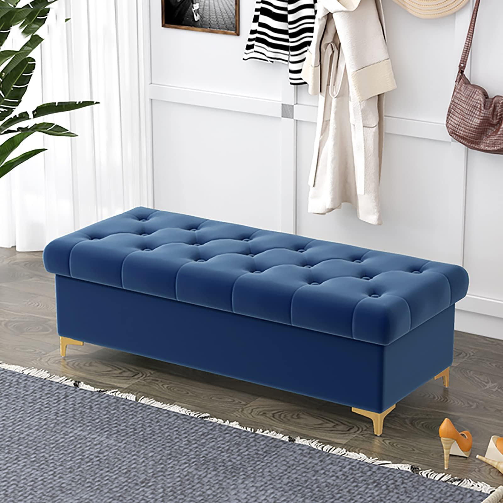 Bout de lit en velours bleu capitonné pour une chambre cocooning et ordonnée