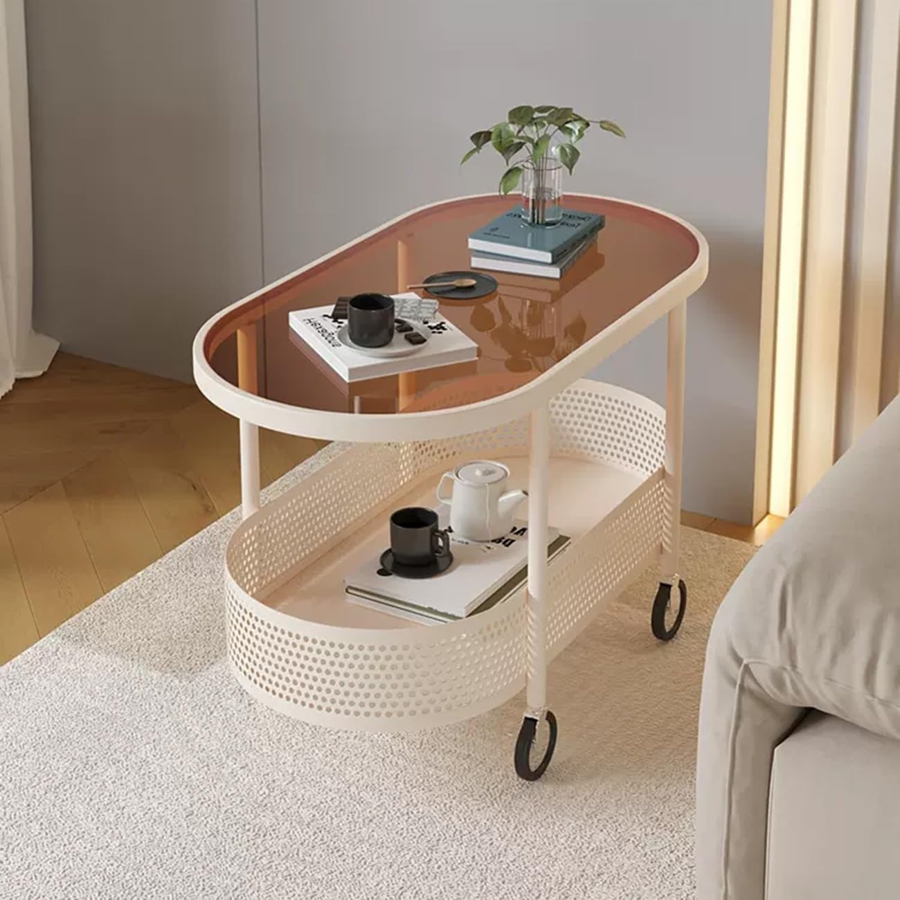 Table basse avec roulettes et panier de rangement pour un salon ordonné