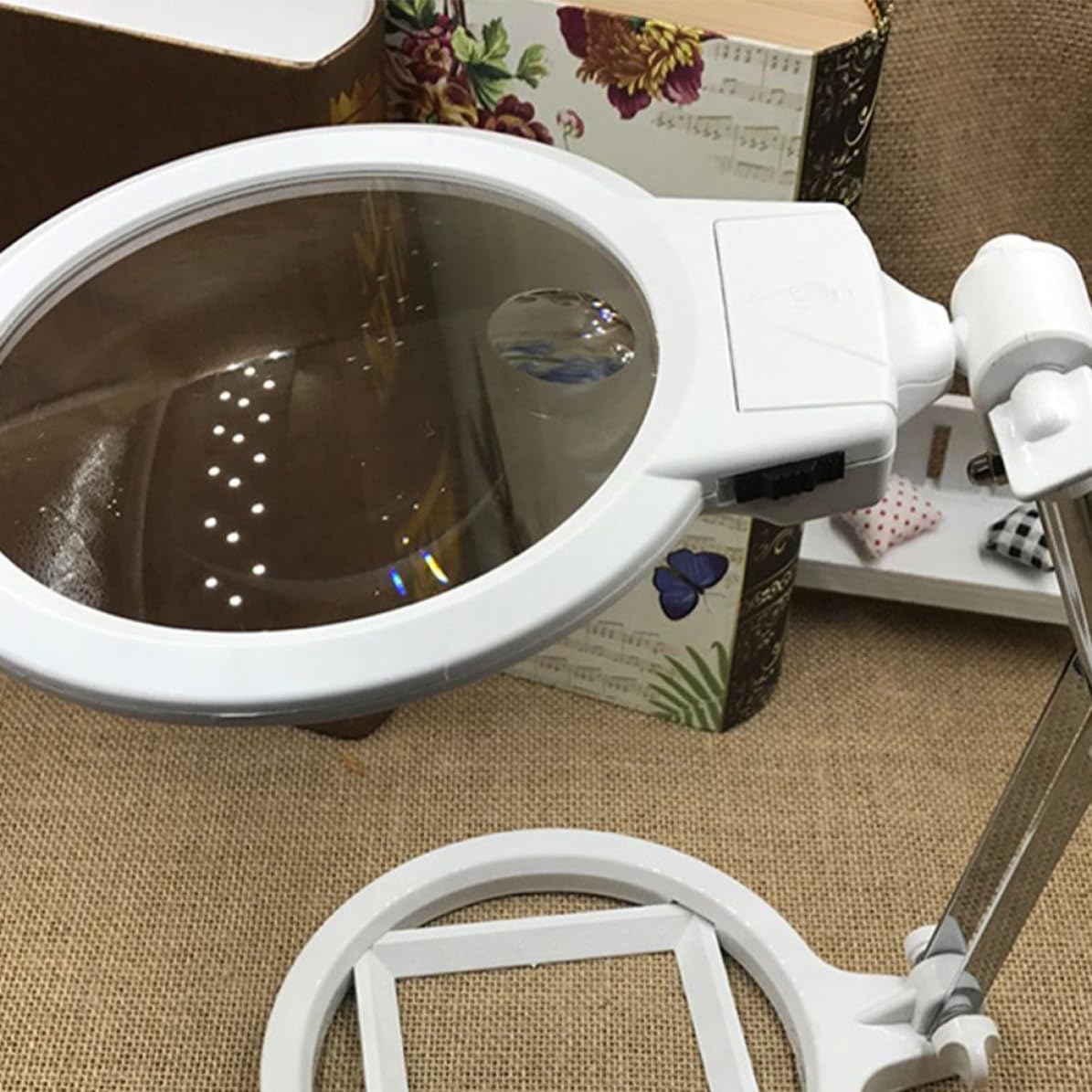 Lámpara de Lupa de Escritorio Plegable con Luz Led, Lente 2.5x130mm y Base con Escala para Diseño de Joyería y Manualidades