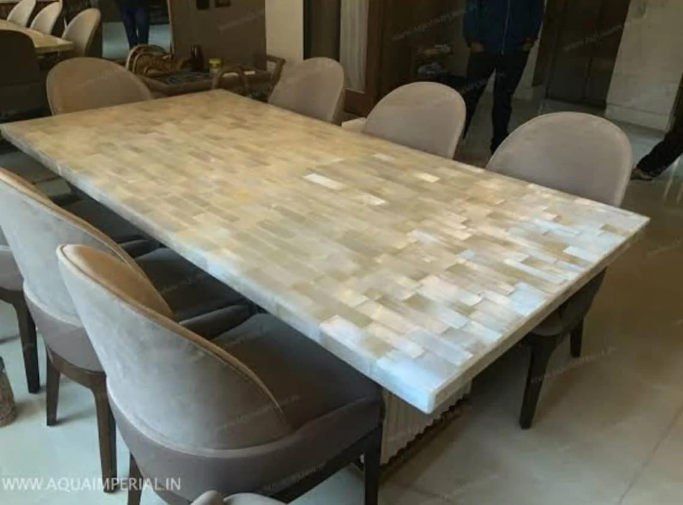 Table basse carrée époxy motif brique pour petit salon