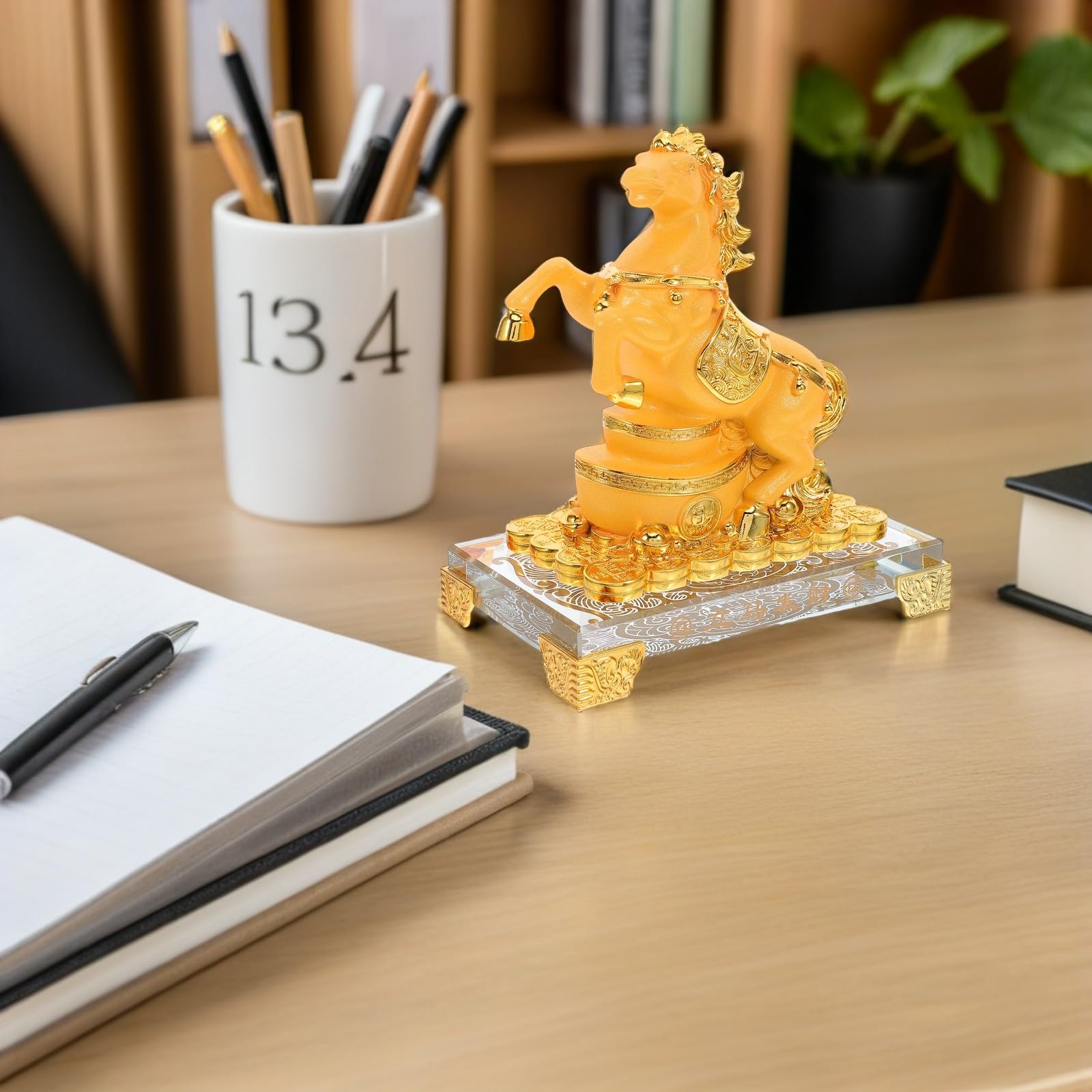 Goldene Pferdefigur aus Kunstharz als Tischdekoration für Büro und Zuhause mit Luxuriösem Vintage Stil und Symbol für Erfolg im Jahr 2026