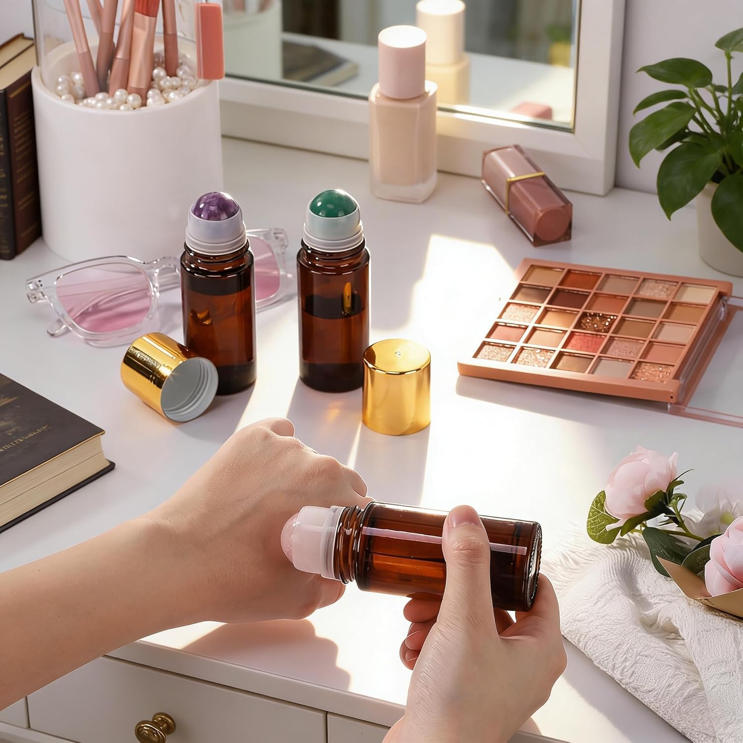 Roll-On 50ml Vuoto (Confezione da 2) in Vetro Ambra con Sfera in Quarzo Rosa e Pietra Verde – Flacone per Olio Essenziale, Deodorante Fai da Te – Include Apriscatole