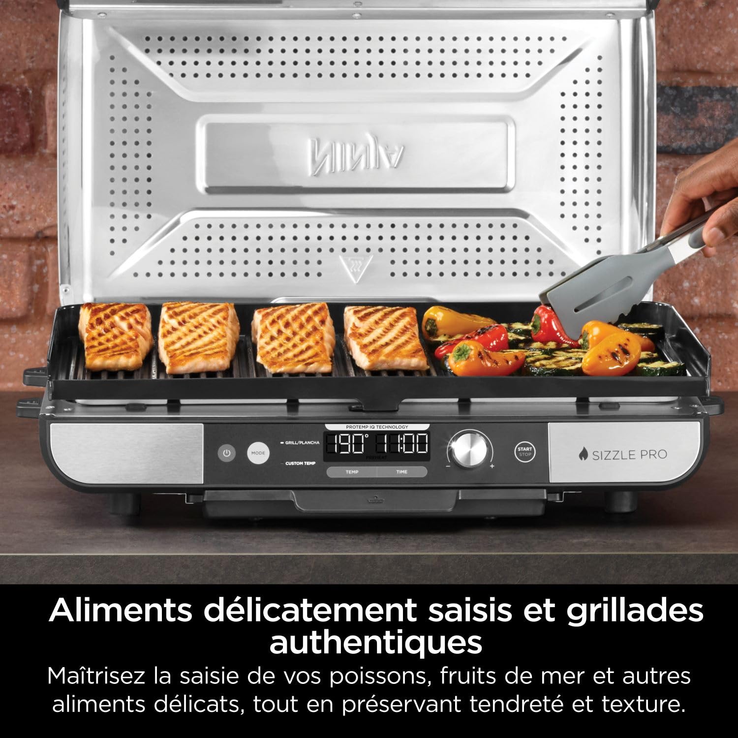 Ninja Sizzle Pro XL Grill Electrique Intérieur & Plancha Electrique Céramique, Grill Multifonction Pour Grillade Maison & Smash Burger, Couvercle, Accessoires, Argent/Noir GX101EU