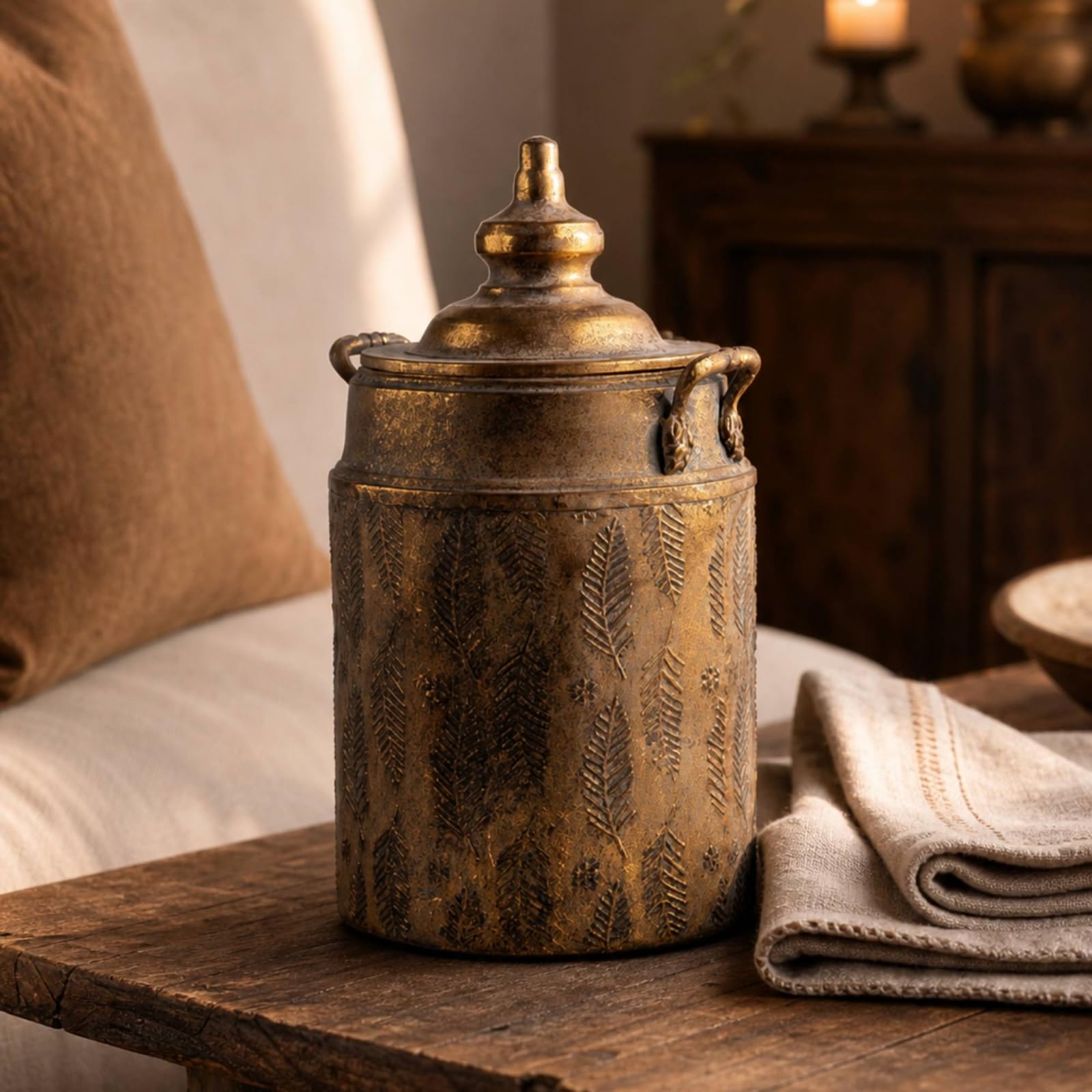 Vaso Decorativo in Metallo Vaso Ornamento Jarra Lidded con Coperchio Piccolo Decoro Foglia in Rilievo Manico Presa Laterale Antico Stile Country, A2836