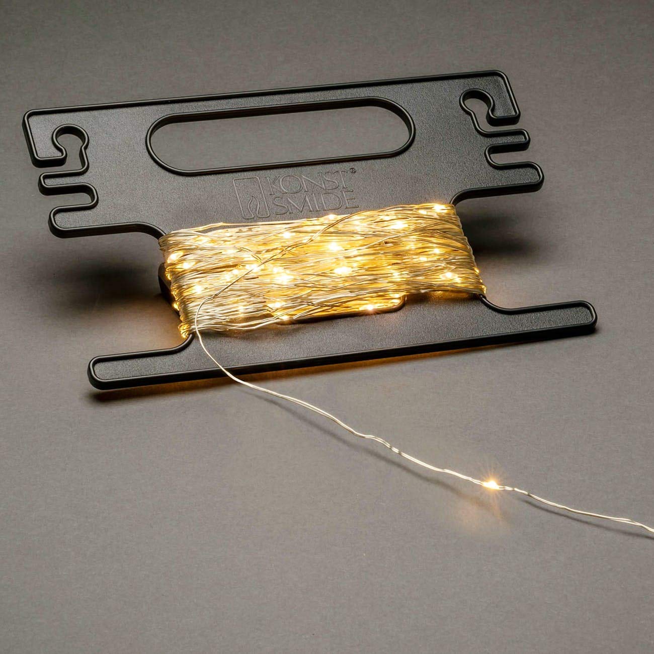Konstsmide LED Tropfenlichterkette, mit Aufroller, 300 bernsteinfarbene Dioden, 3V Außentrafo, silberfarbener Draht - 6461-890