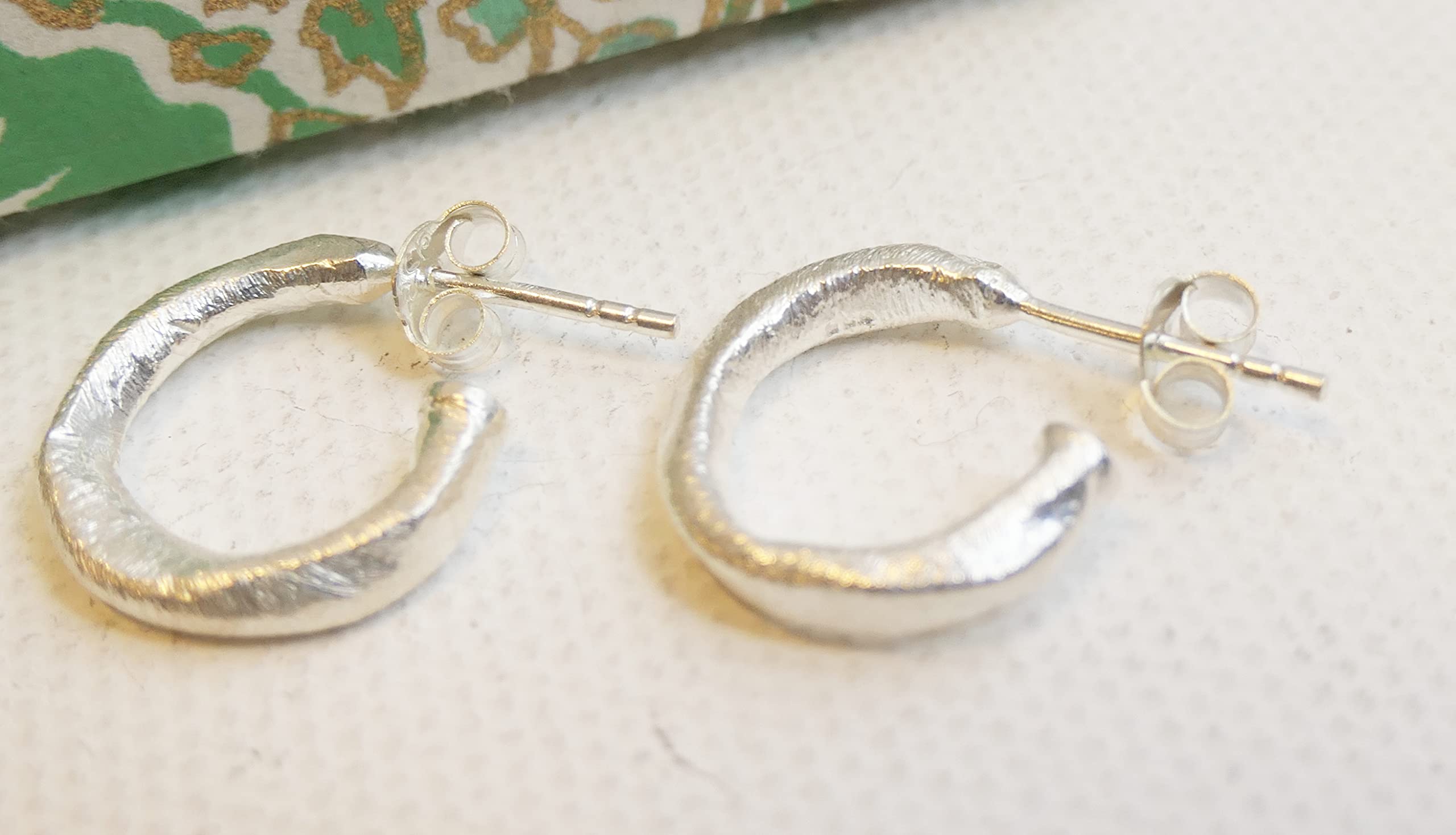 Pendientes de aro mini martillados de plata de ley de 15 mm