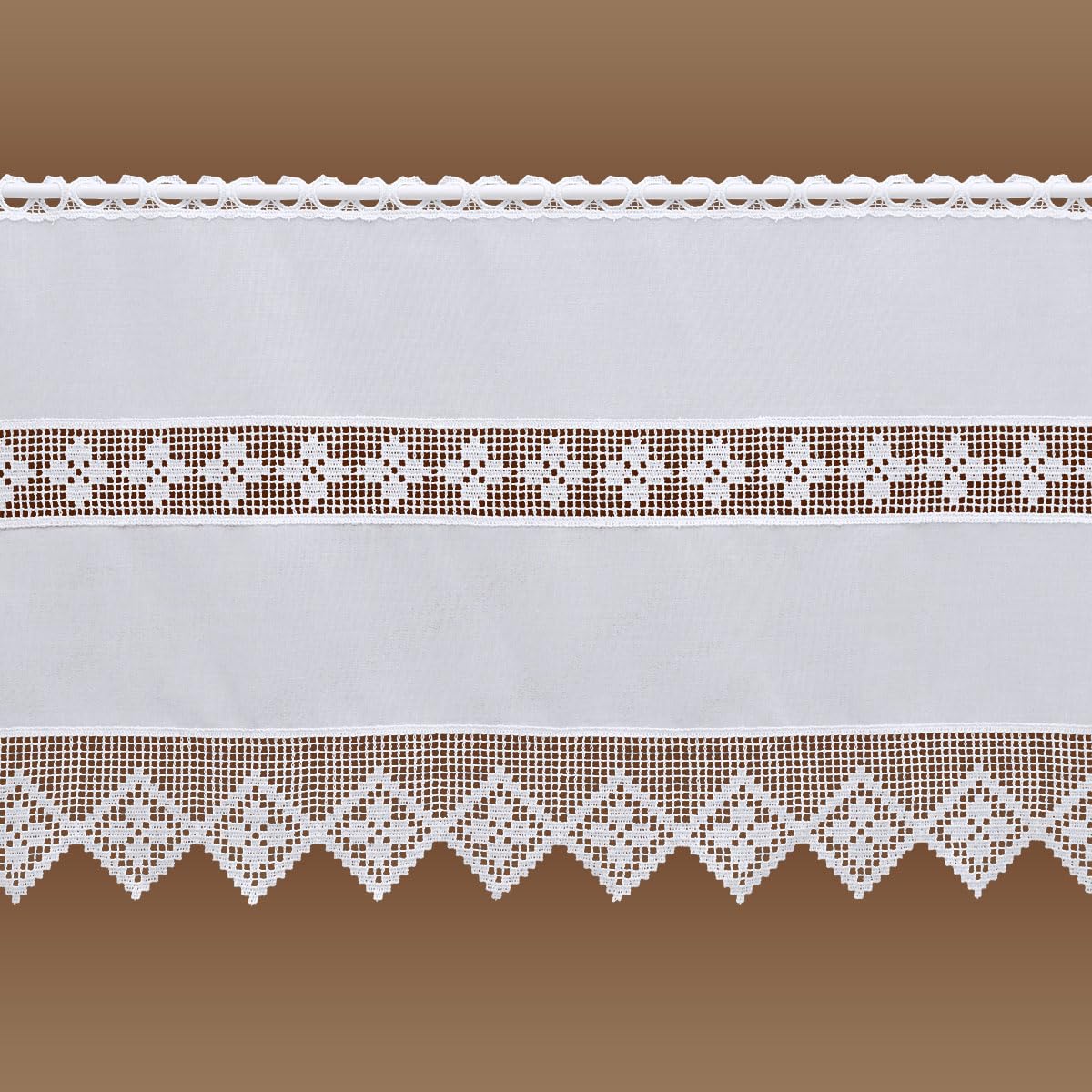 Feenhaus-Scheibengardine Lydia Vogtländische Spitze in weiß | Landhaus-Spitzengardine in geometrischer Häkelmusteroptik | fein gestickter Scheibenhänger mit Blumenmuster Höhe x Breite 47 x 67 cm