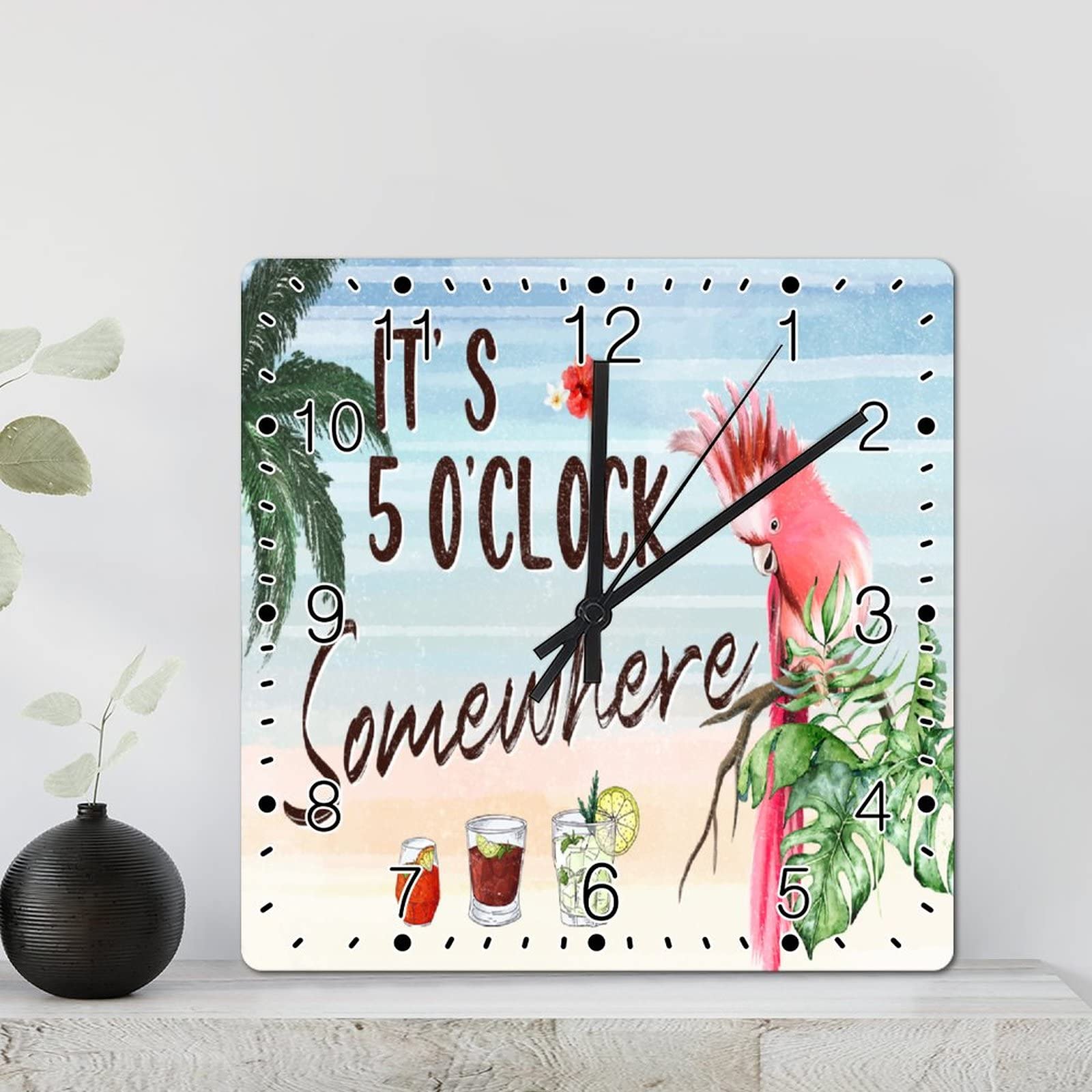 Horloge murale perroquet tropical pour décorer un mur blanc de salon
