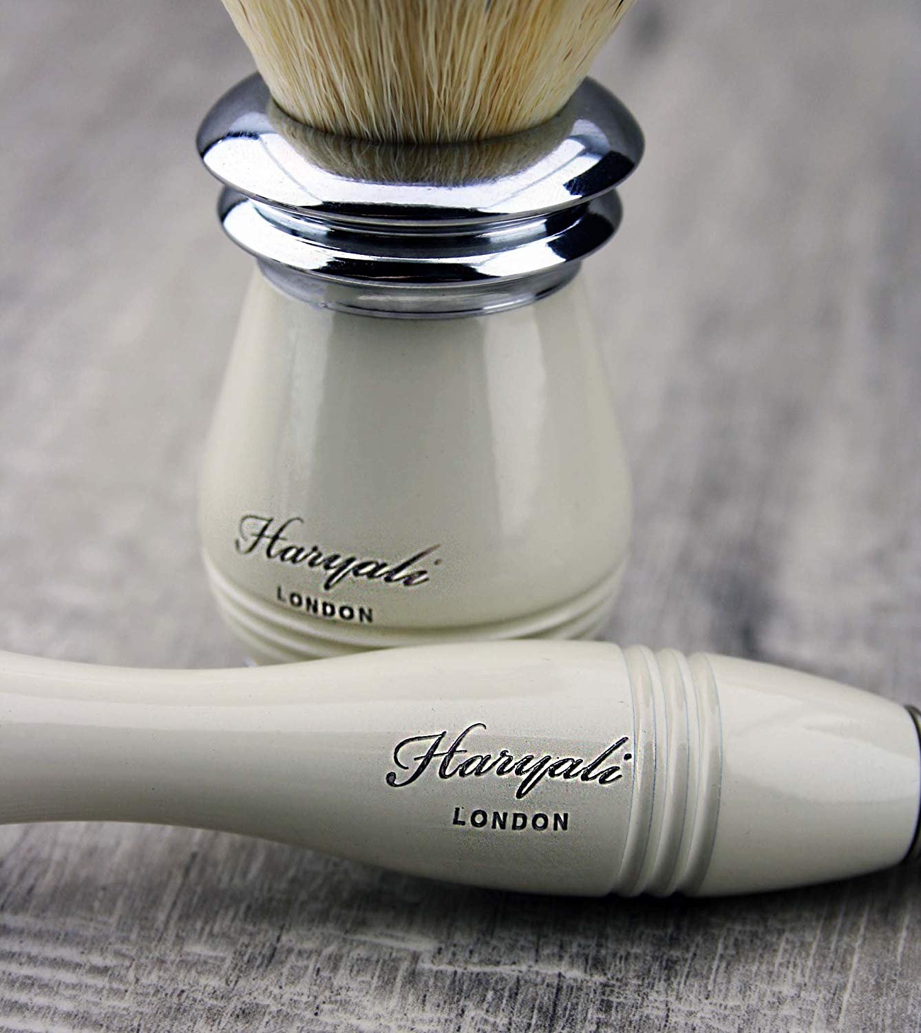 Haryali London, set da barba da uomo 3 pezzi: rasoio a doppia lama, pennello da barba sintetico con punta argentata e supporto, elegante kit da barba da uomo per la tradizionale rasatura a umido.