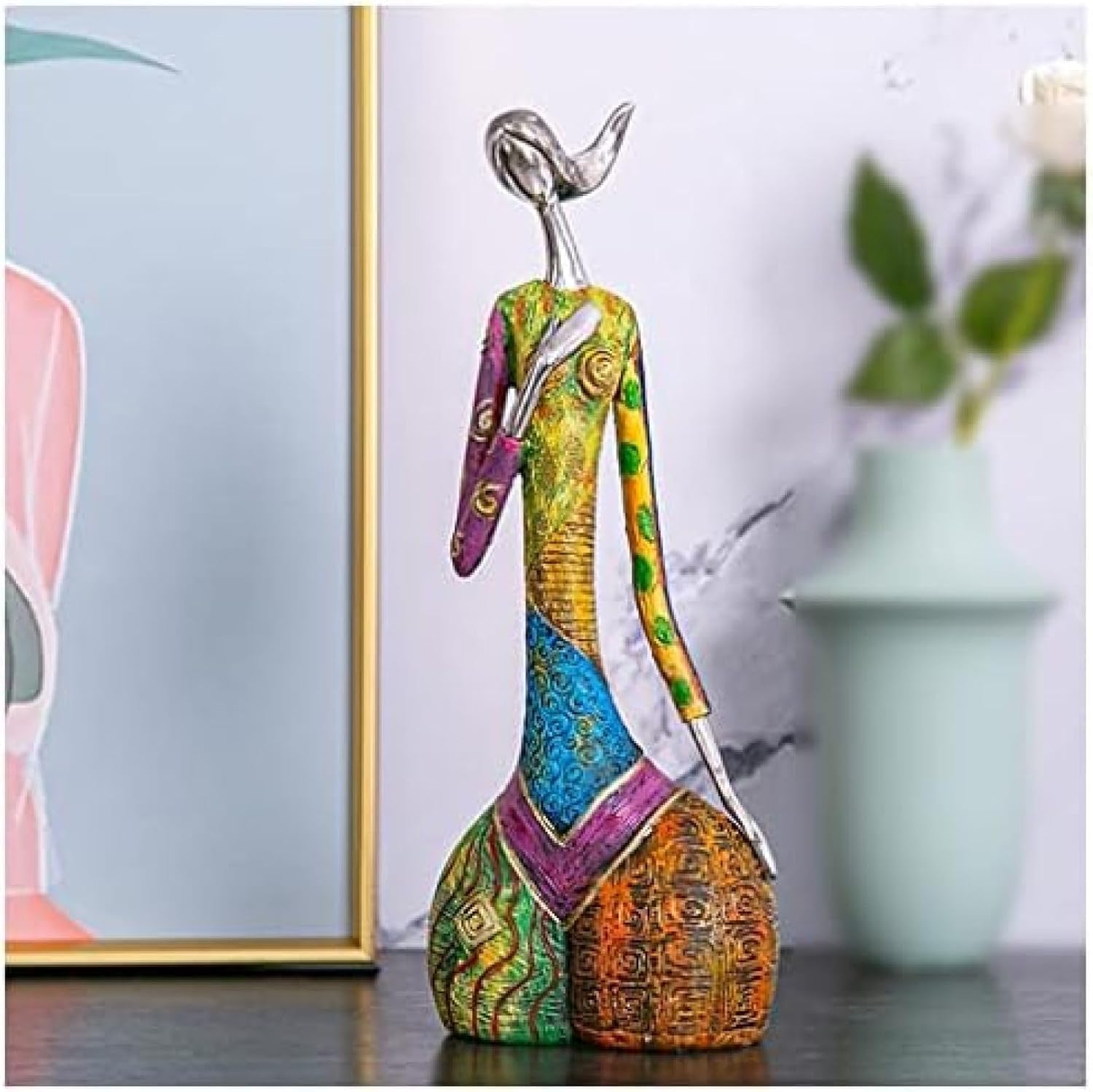 Statue élégante en résine pour femme crée un coin zen dans la chambre