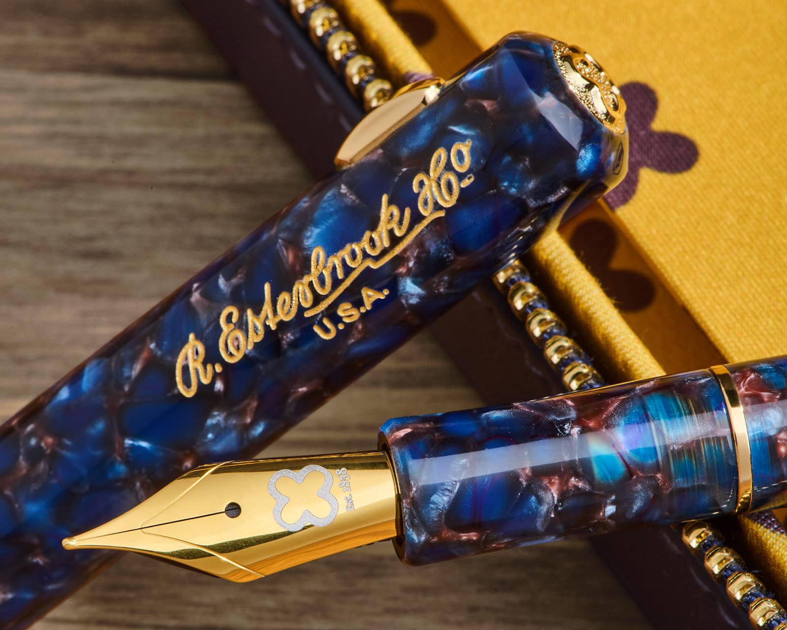 Esterbrook Niblet Füllfederhalter Nouveau Blue, Kompakt aus hochwertigem Harz, Edelstahlfeder Gold in der Größe M, EPP9156-M | Kompakter, cliploser Taschenfüllhalter (Pocket Pen) mit JoWo-Edelstahlfeder M und kurzem Standardkonverter