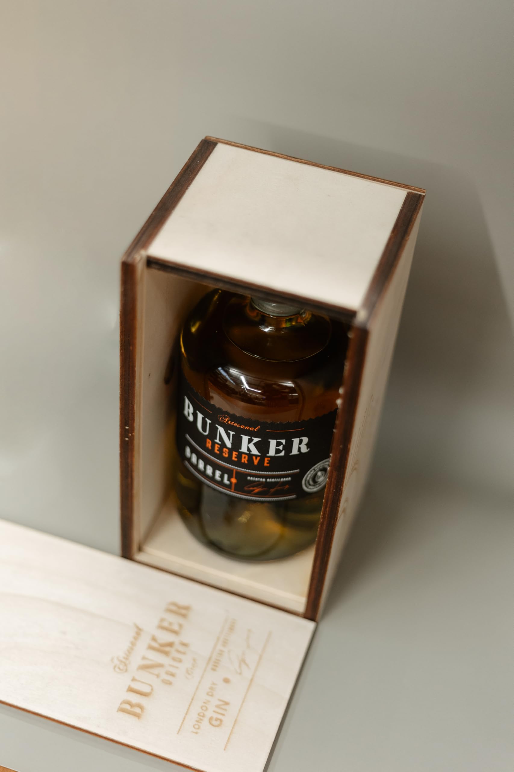 Bunker Distillery - Ginebra Premium Bunker Barrel - Botella 70 cl - Envejecida en Barrica de Roble - Elaboración Artesanal - Sin Gluten - Ingredientes 100% Naturales