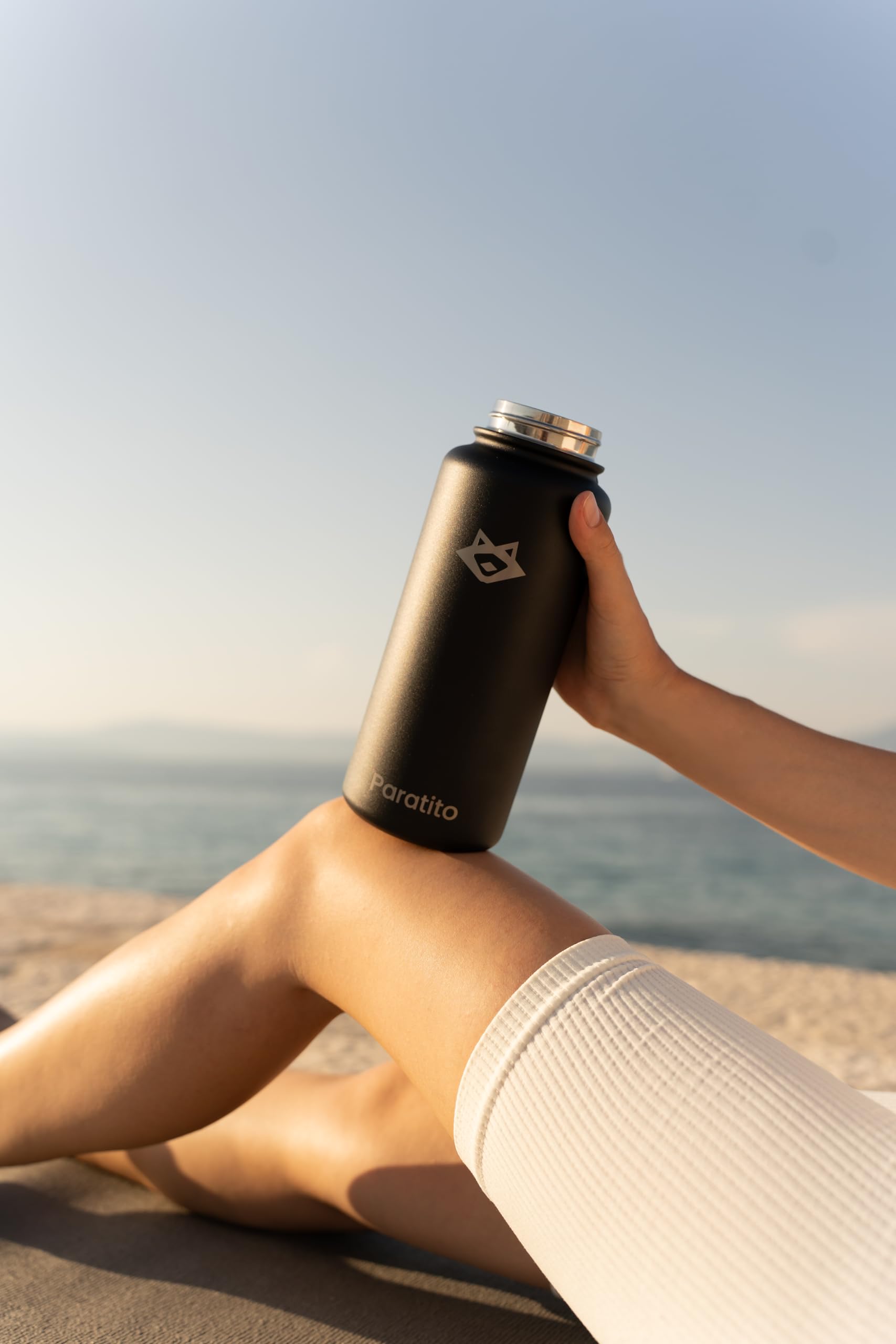 Teeflasche mit Sieb 1L – Auslaufsichere, spülmaschinenfeste Edelstahl Trinkflasche 1l (Isolierflasche) mit Teesieb für losen Tee to Go; Thermosflasche 1l für Kaffee, Camping -Schwarz