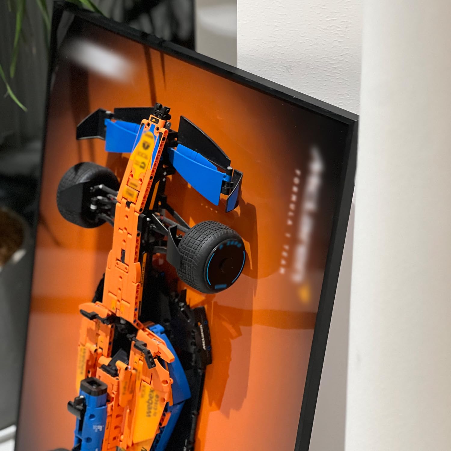 iLuane Display Wallboard für LEGO 42141 Technic McLaren 2022 Replica Model Car Modell Bausatz, Wandhalterung für Sammler, Heim- oder Bürodekoration, Farbverlauf (Ohne Auto)