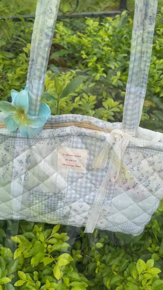Bolso pequeño tipo tote floral acolchado con cremallera miniatura 7