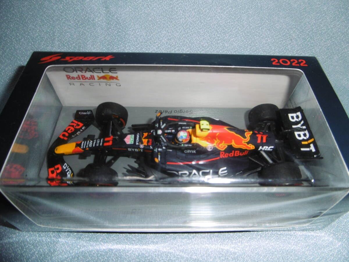 スパーク 1/43 オラクル レッドブルレーシング RB18 2022 F1 日本GP ウィナー #1 M.フェルスタッペン No.1&ワールドチャンピオンボード付