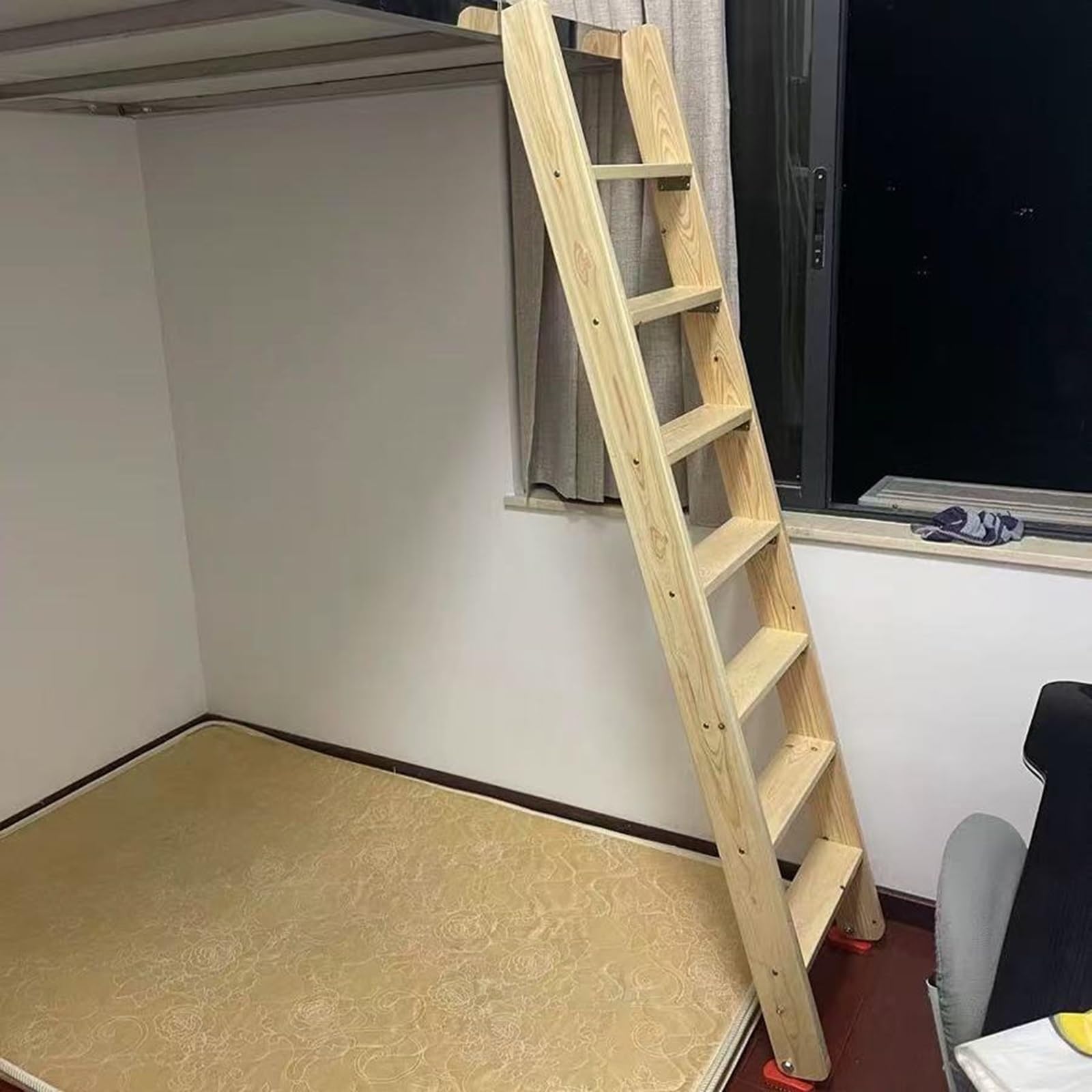Échelle de lit superposé inclinée pour optimiser l'espace d'un studio ou d'un loft