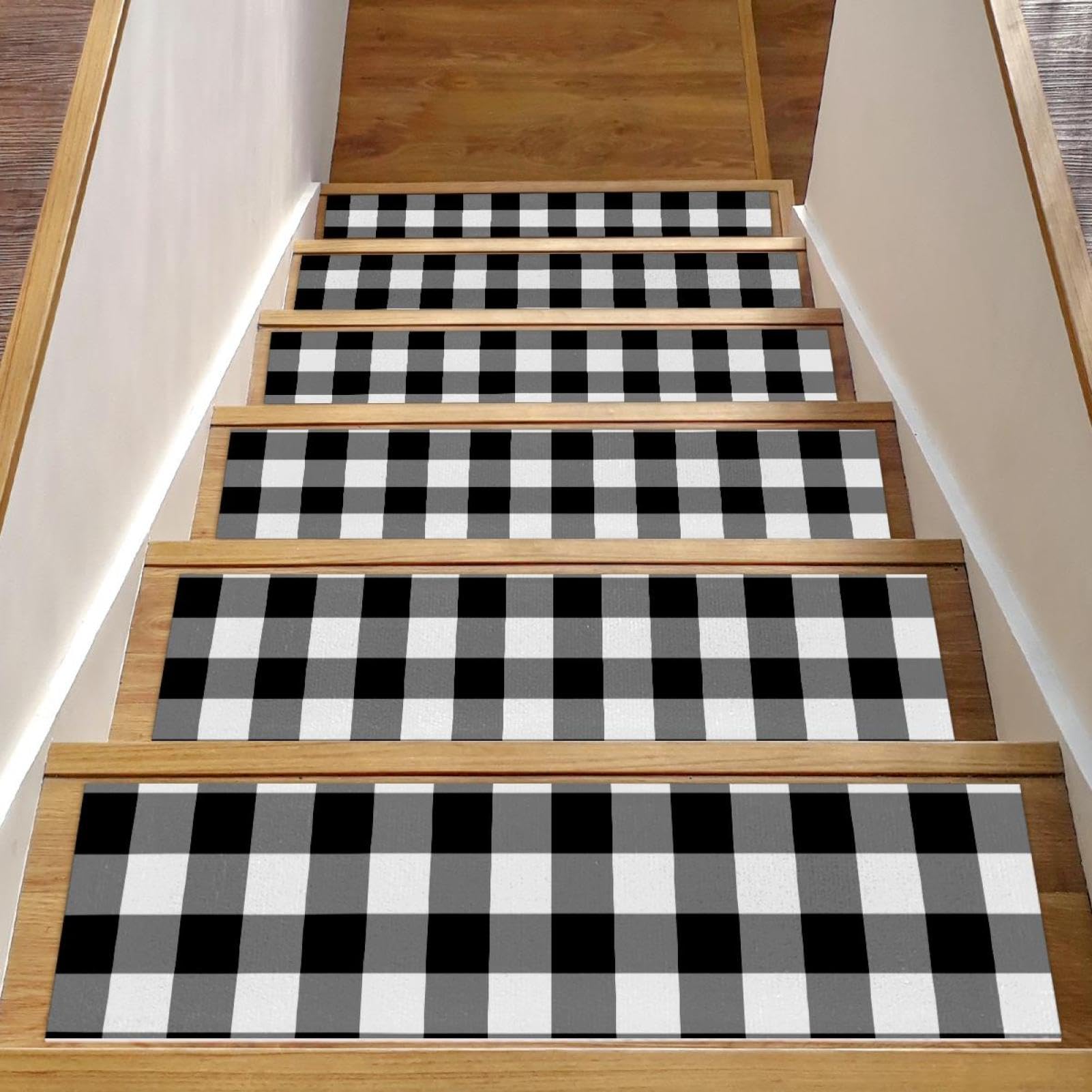 Tapis d'escalier gris et noir anti-glisse, la solution aux marches glissantes