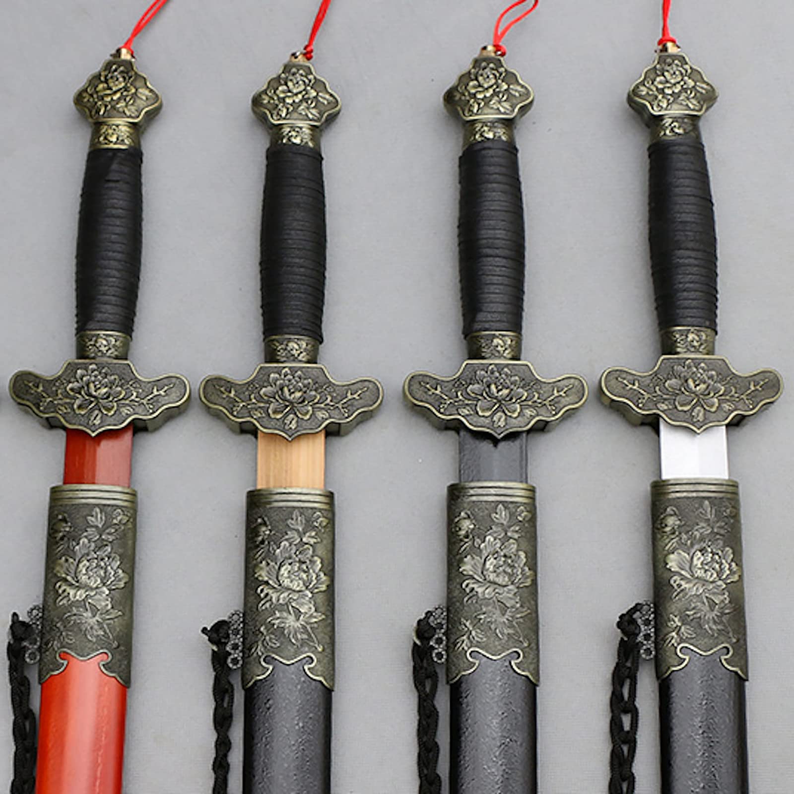 直刃の木製鞘付き刀 直刃の木製鞘付き刀