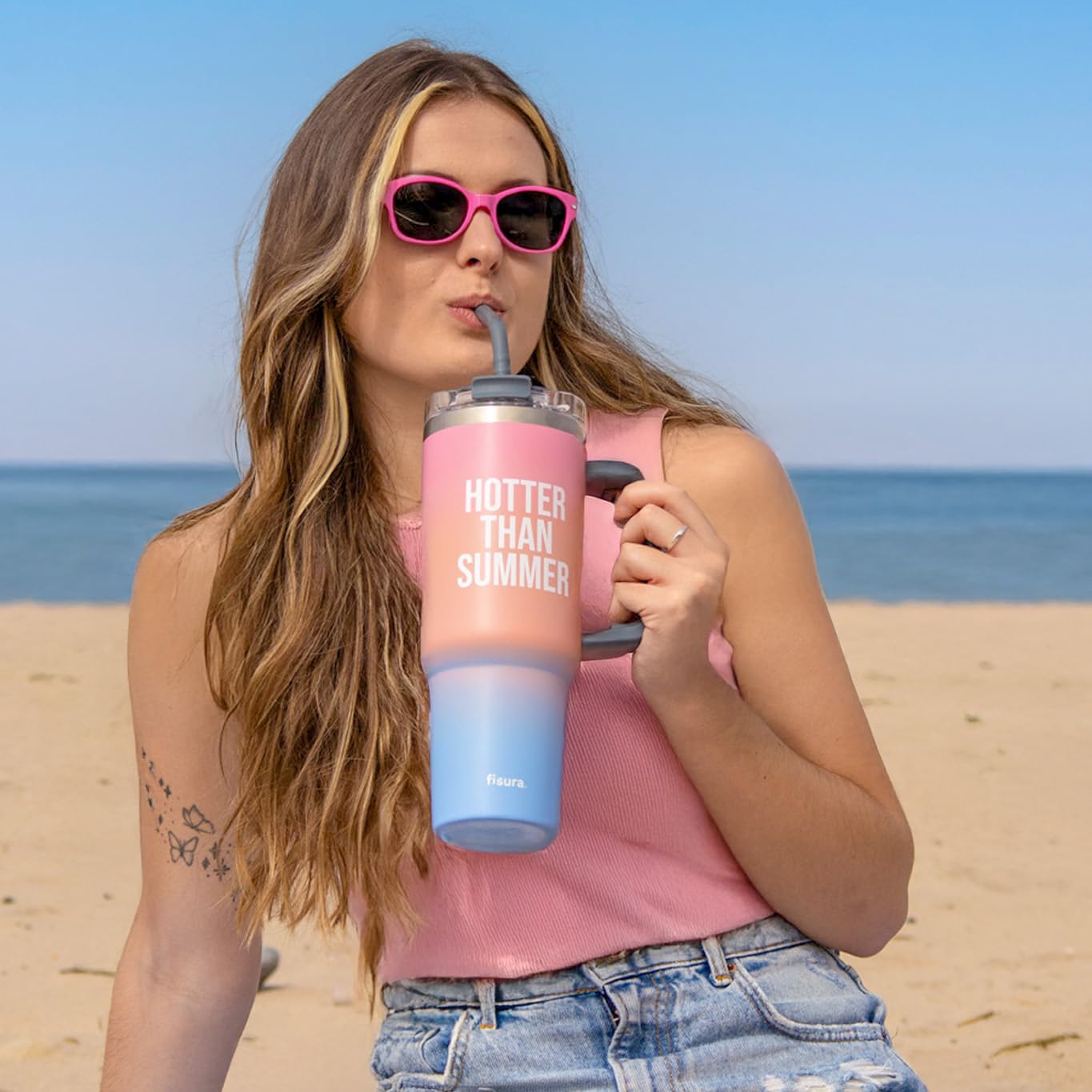 Fisura – Bouteille d’eau isotherme 1,2 L "Hotter Than Last Summer". Gourde thermique rose en acier inoxydable. Sans BPA. Conserve 24h le froid / 12h la chaleur. Avec paille intégrée. 9,8 cm x 27,8 cm.