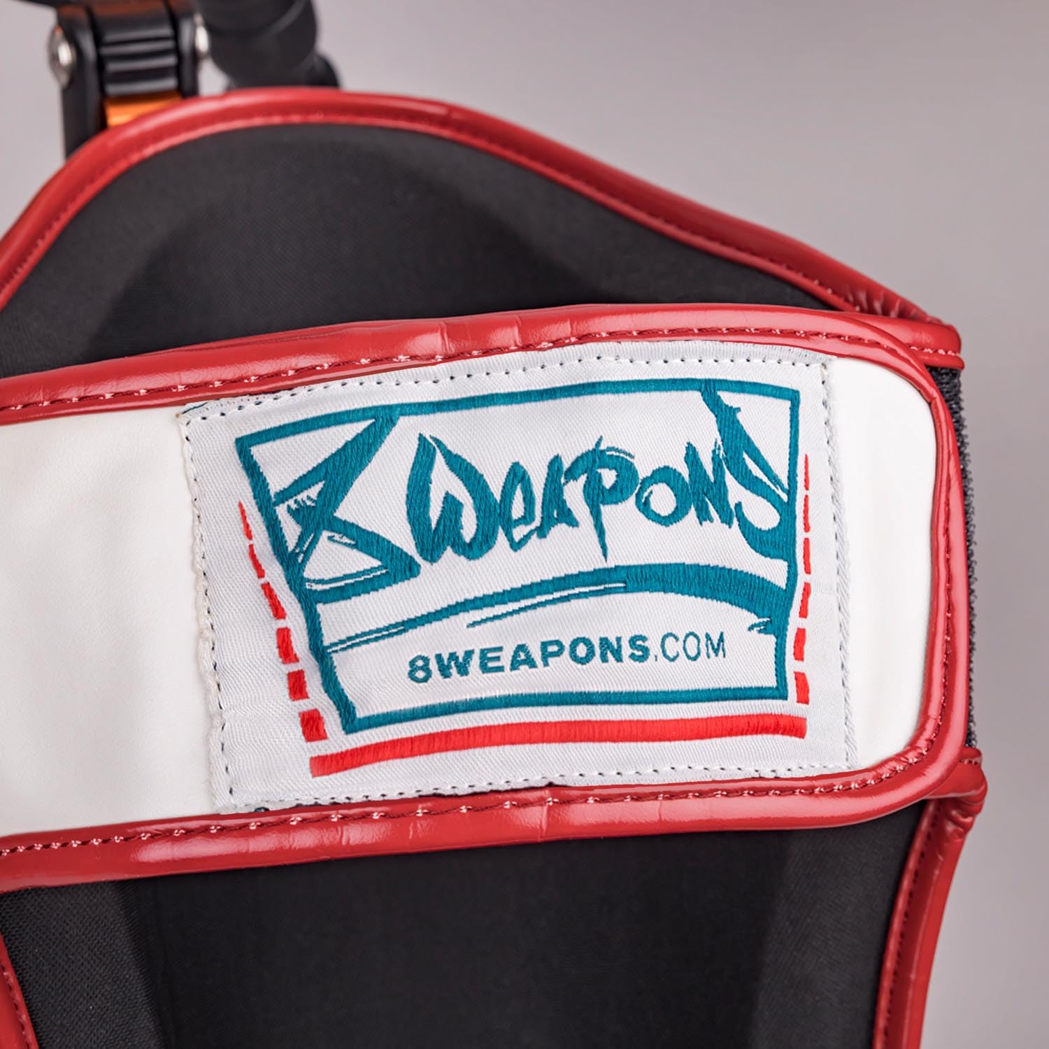 8 WEAPONS Espinilleras Shift, blanco y rojo marino, entrenamiento y competición, piel sintética de alta calidad y amortiguación perfecta, Muay Thai, K1, MMA, karate y kickboxing