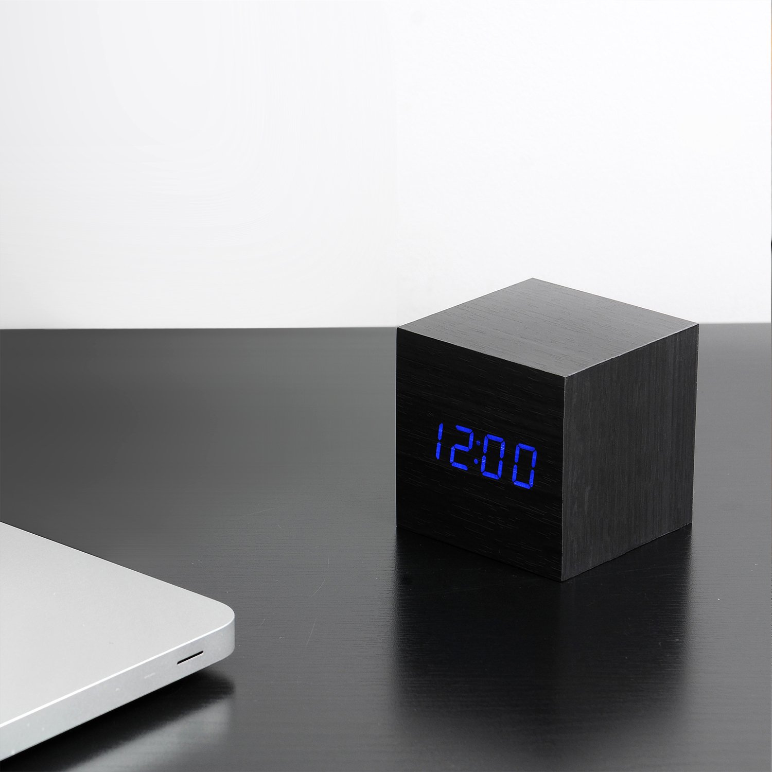 Gingko Cube LED Click Clock Wecker mit Sound Aktivierung (Uhrzeit, Datum & Temperatur), schwarz/blau LED