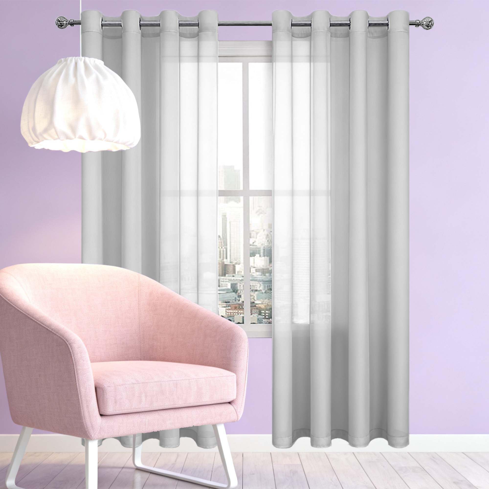 Rideaux voilages transparents gris pour créer une ambiance salon cosy et lumineux