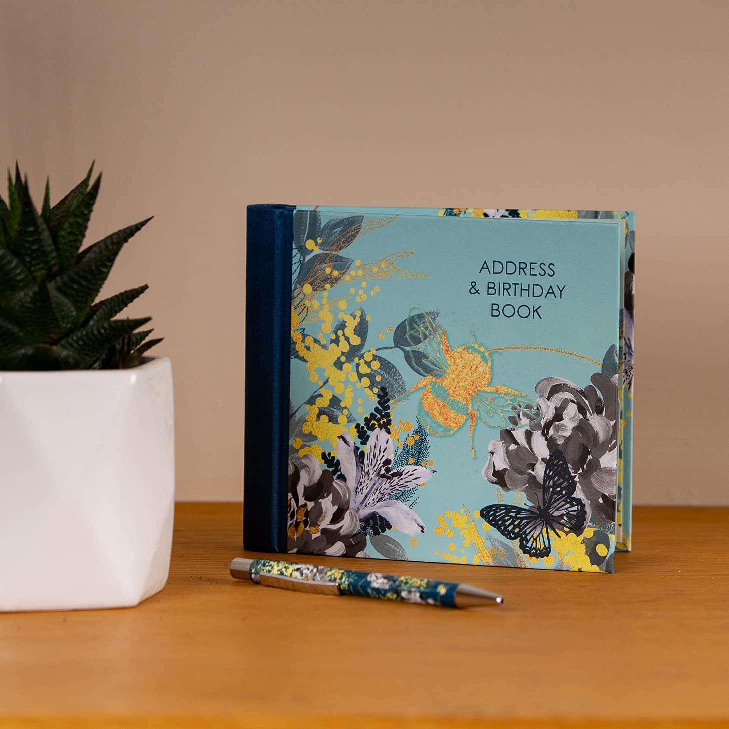 Gifted Stationery Carnet d'adresses et d'anniversaire pour tous vos contacts. Reliure à spirale recouverte de tissu pour garder une trace des noms, e-mail, anniversaires et plus encore 200 pages