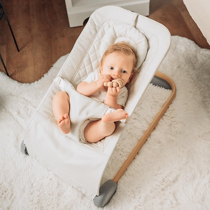 米色便携婴儿摇椅，符合人体工程学设计