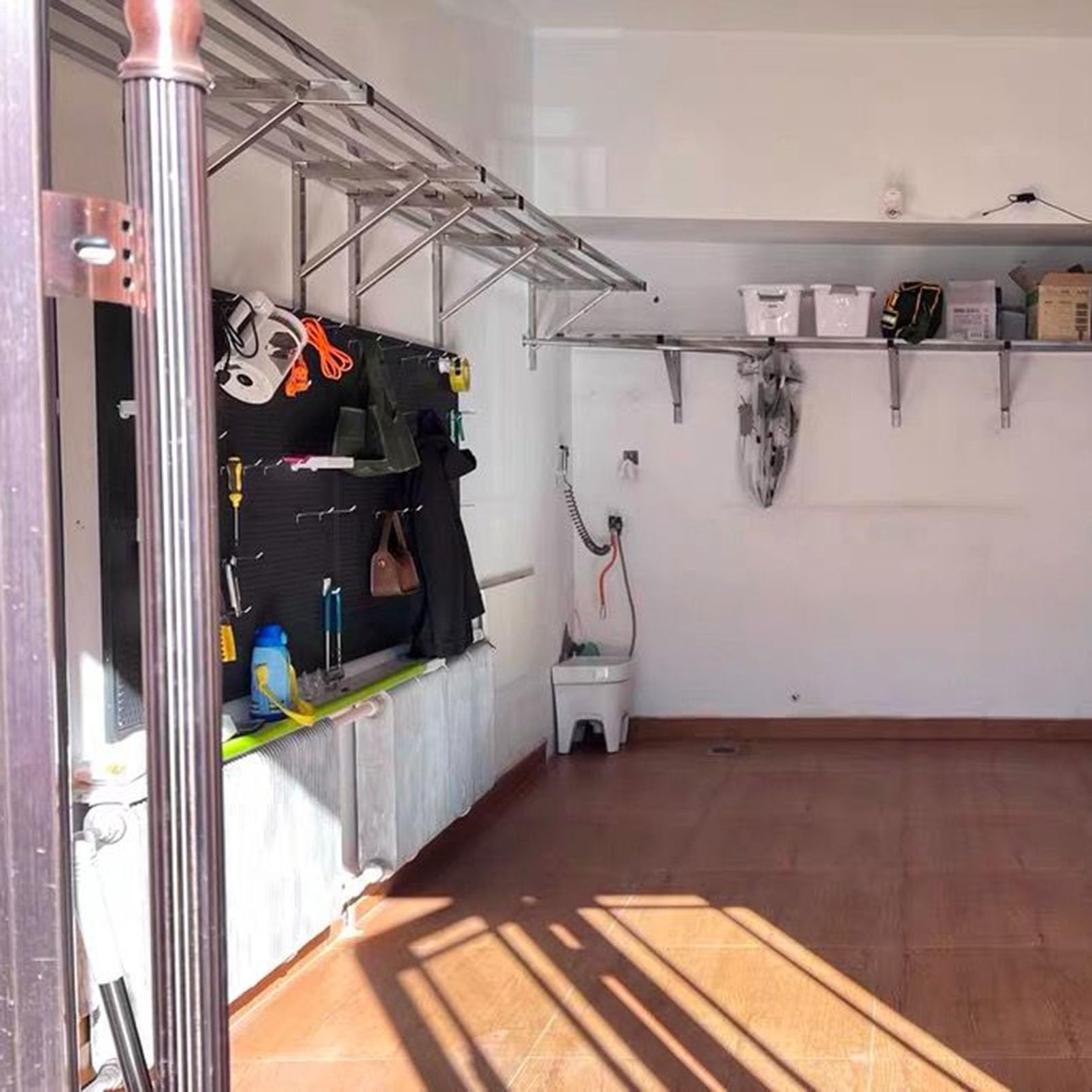 Estantes flotantes de pared resistentes con bandeja grande, soportes de estante de acero inoxidable para organizar herramientas en garaje, cobertizo, sótano o almacén