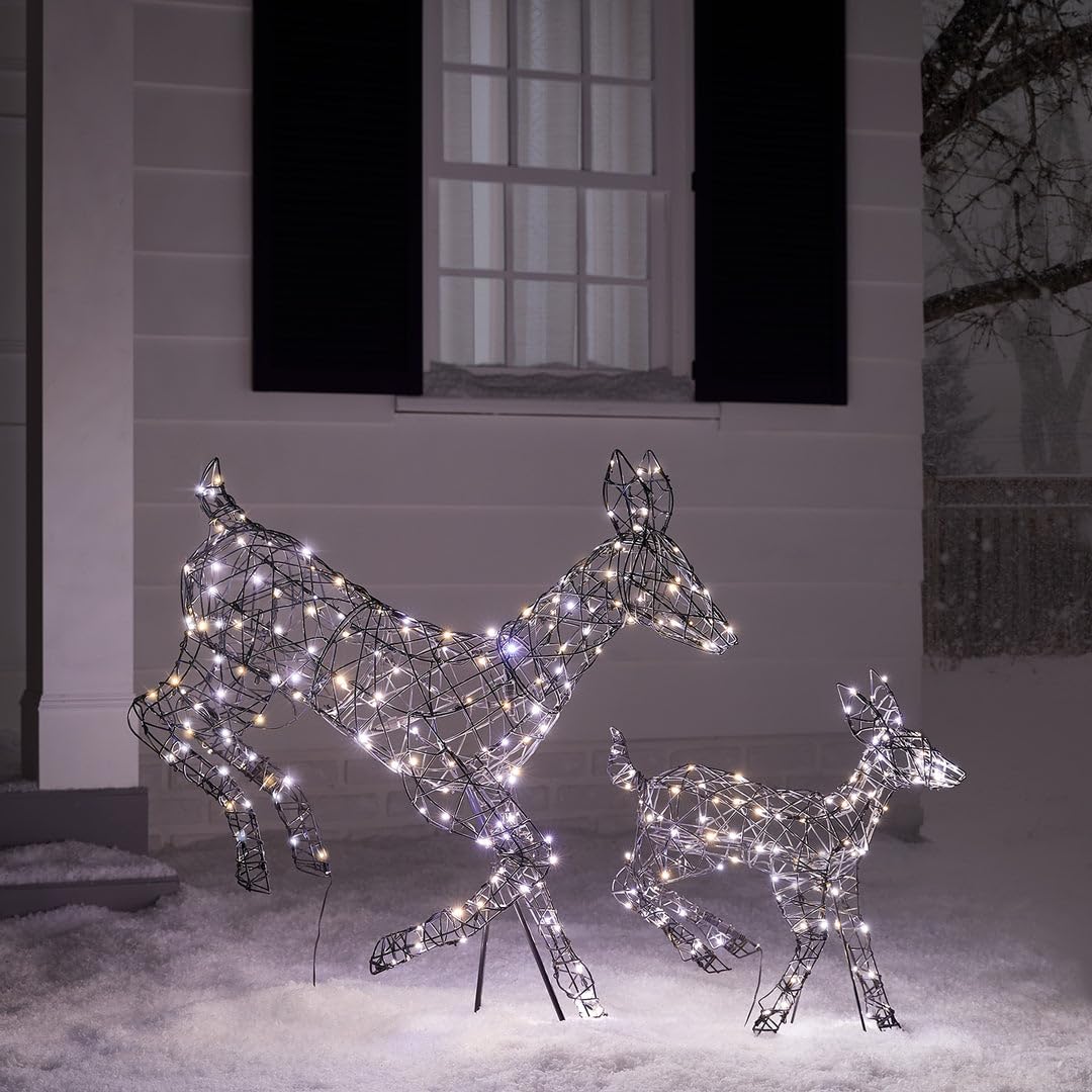 Lights4fun 2er-Deko-Set Harlow Springende LED-Rentiere | Hirschkuh & Rehkitz | Solarbetrieben | Fernbedienung & Timer | Weihnachtsbeleuchtung Rattan Außen Weihnachtsfigur | 102 cm & 60 cm