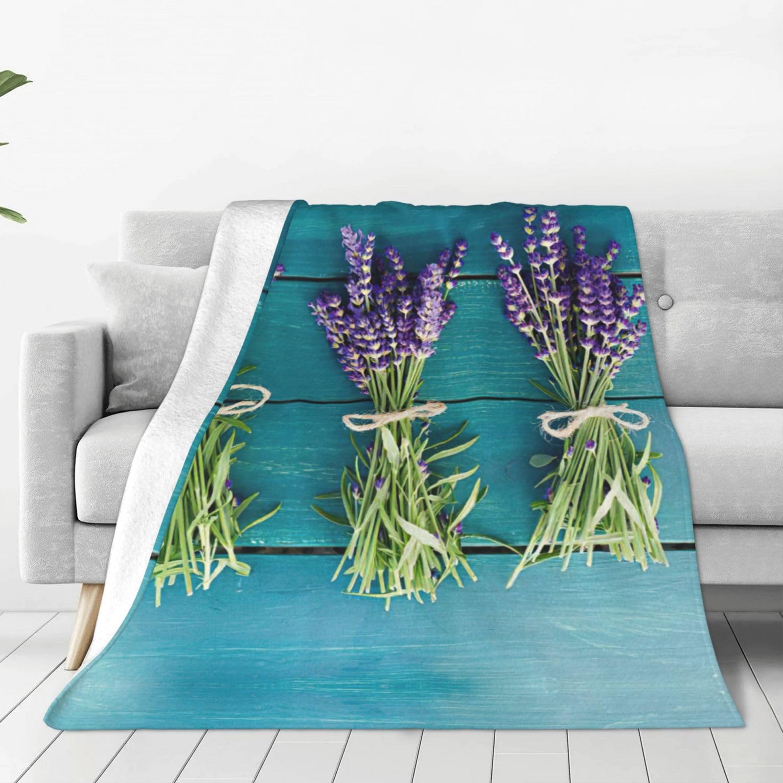 Couverture polaire légère fleurie pour des soirées cocooning sur le canapé