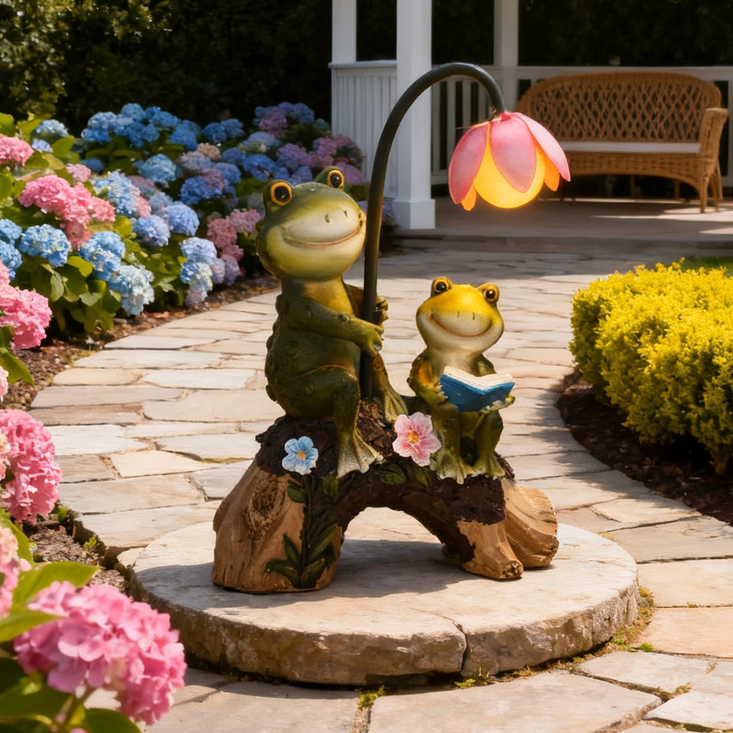 Solar Powered Frog Garden Statue with Flower Lamp, Resin Frog Figurine Set with Reading Frog, Outdoor Decor for Patio, Lawn, Yard, Unique Gift for Frog and Garden Enthusiasts(Green)