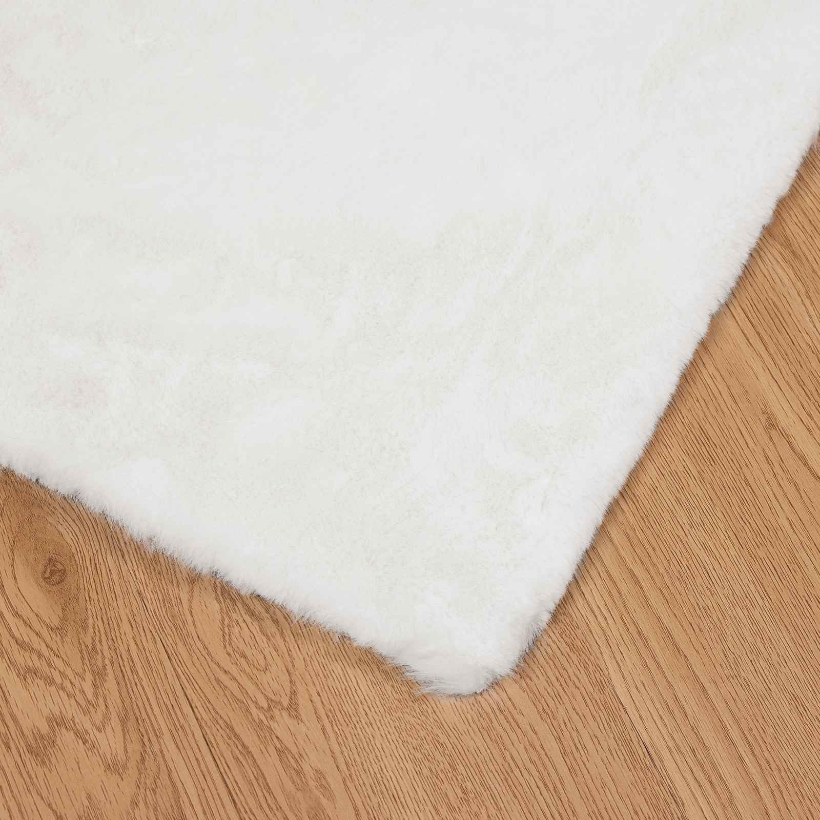 Kunstfellteppich 140x200 cm OLITE in Weiß, Weicher Teppich aus Kunstkaninchenfell, Rutschfester Webpelz-Teppich für Wohnzimmer und Schlafzimmer, Flauschige Wohndeko