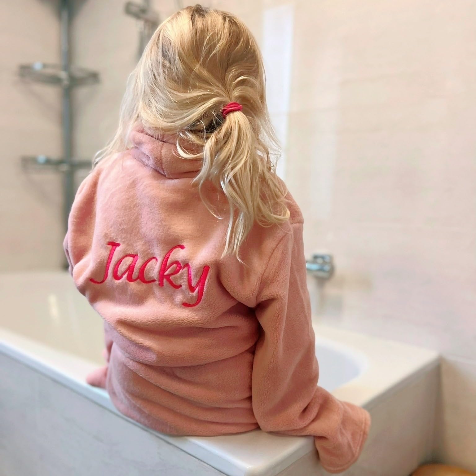 RELAX COMPANY - Fleece Kinderbademantel mit Namen Bestickt - Kinder - Mädchen/Jungen - Bademantel Kinder mit Stickerei personalisiert - Rosa - 164/176 - SKU 971-RC
