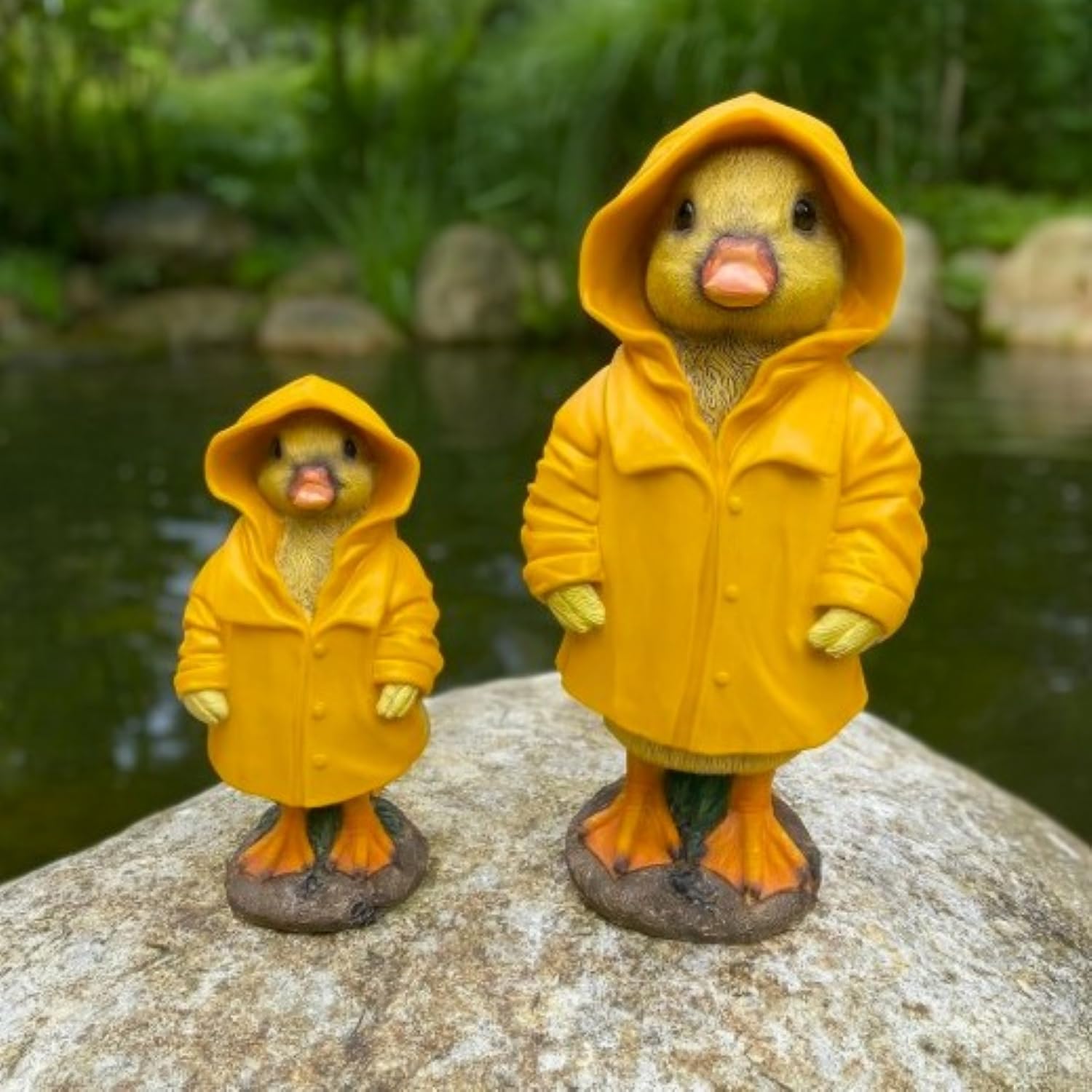 Gartenfiguren für außen - süße Enten im Regenmantel aus Kunstharz (Polyresin) - 22 & 31,5 cm groß - Teichdekoration, Dekofiguren für den Innen- und Außenbereich (2er Set)