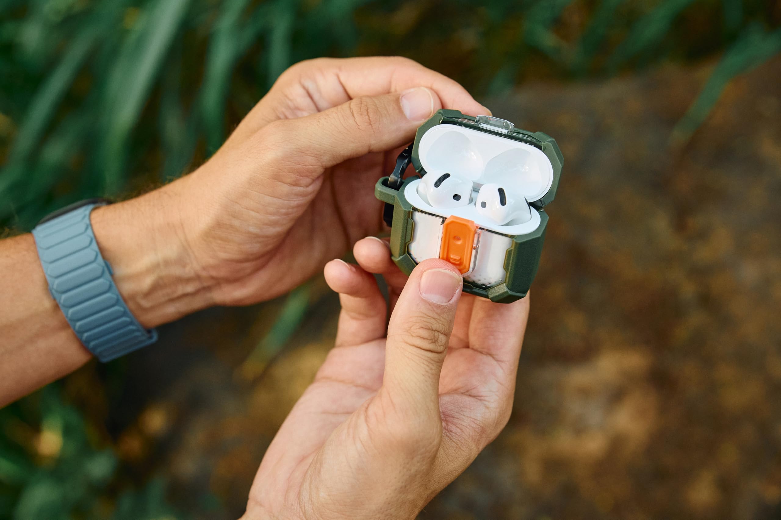 URBAN ARMOR GEAR UAG - Custodia protettiva progettata per AirPods (4a generazione, 2024) con blocco al plasma, robusta custodia protettiva rigida di grado militare con coperchio di blocco sicuro e