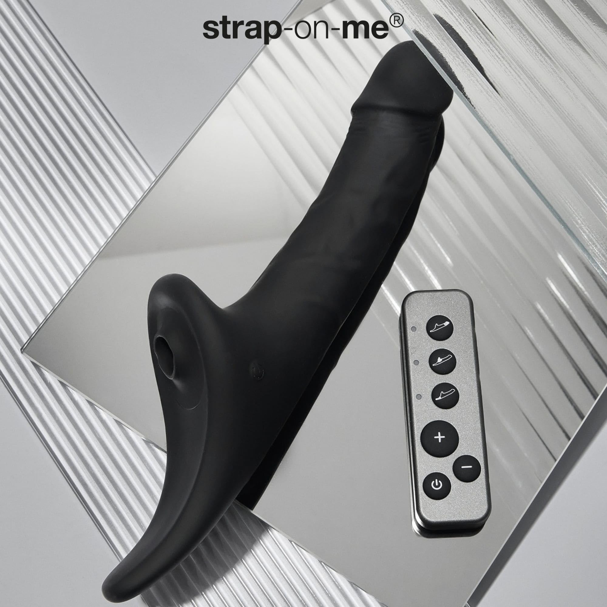 Strap-On-Me Dildo Realistico Telecomandato, Vibratore Massaggiatore 3 in 1 per Donna, Stimolazione Clitoridea Vaginale e Anale, 3 Motori, 5 Intensità, IPX7 Waterproof, Ricaricabile con Telecomando