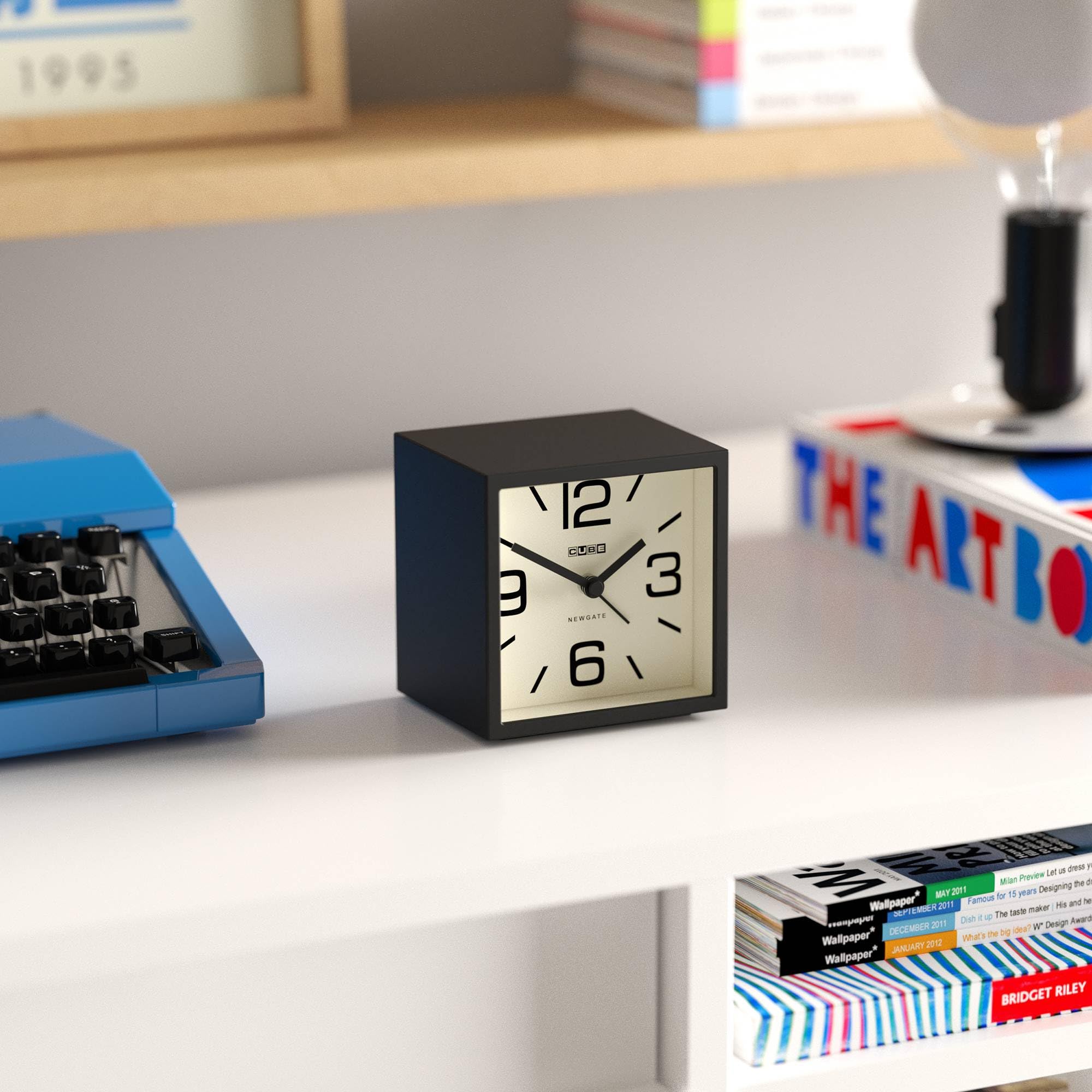 NEWGATE® Cube Despertador | Alarma Retro con Forma de Cubo con diseño | Negro | Ideal para mesilla, Escritorio, estantería y repisa | Accesorio Retro de Dormitorio y Oficina de Mediados de Siglo