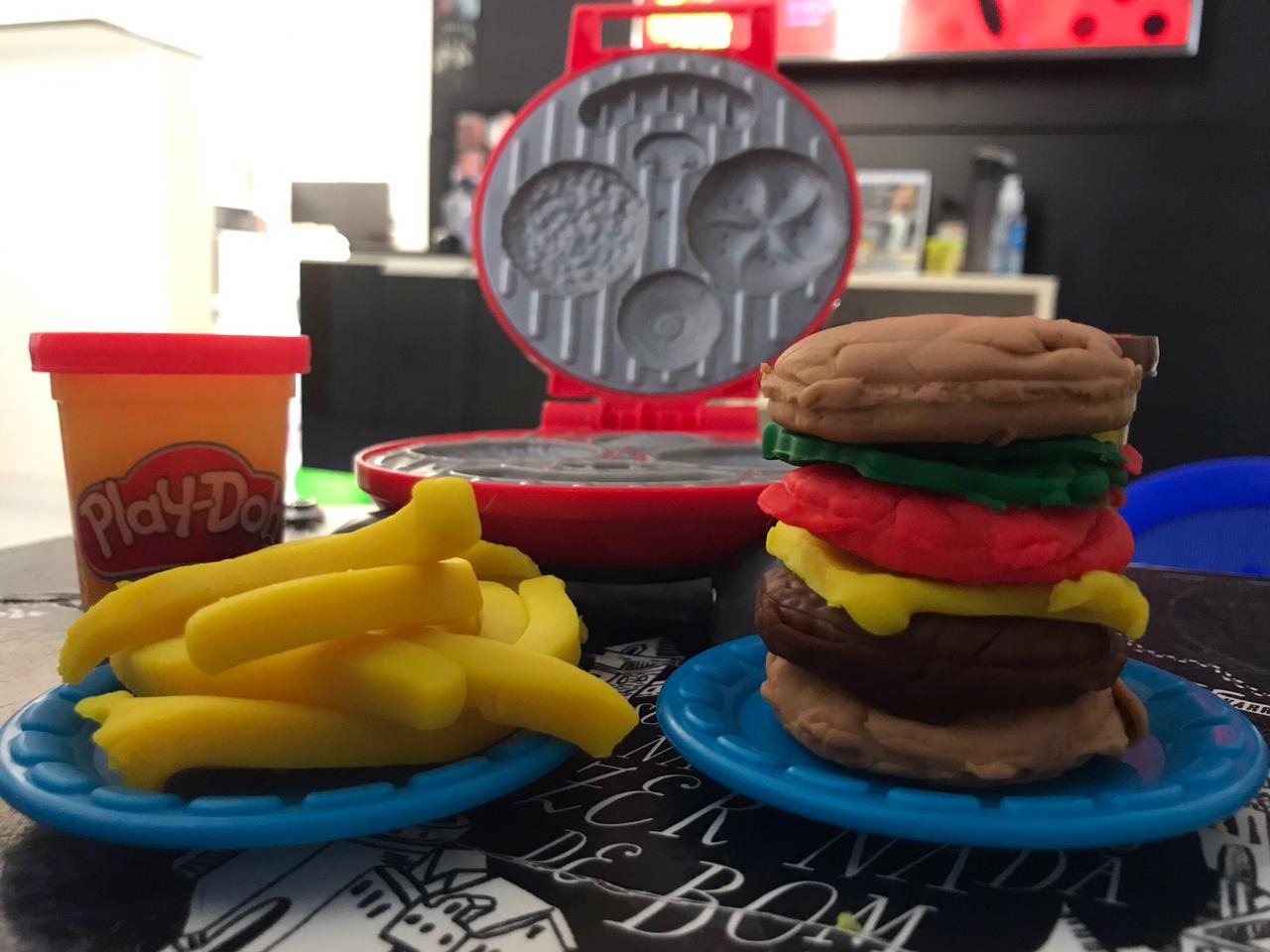 Play-Doh Conjunto de Massinha Festa Do Hamburguer kit com 5 potes de massa de modelar e acessórios, para crianças acima de 3 anos