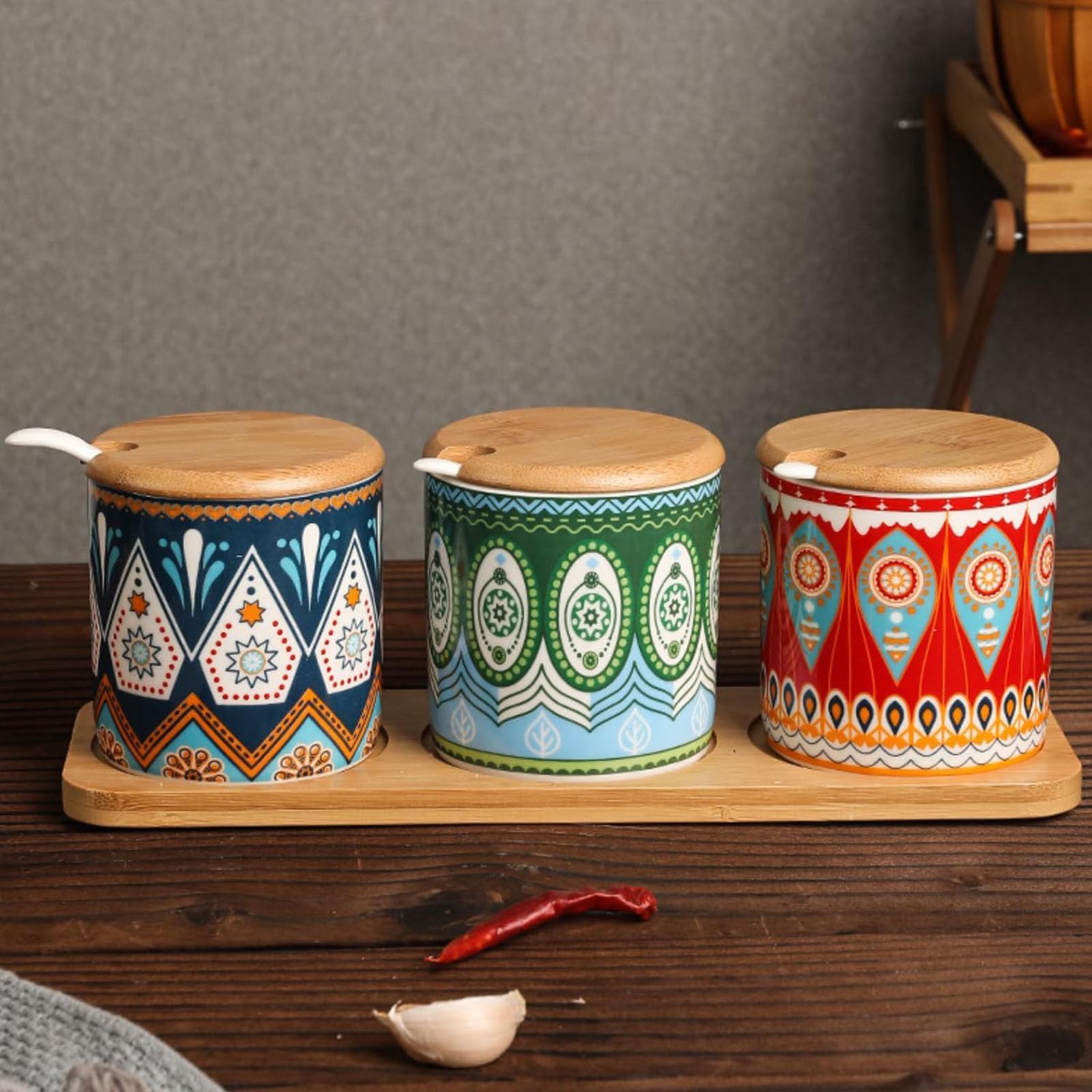 Zuccheriera con Coperchio E Cucchiaio, Barattolo da 250Ml Cucchiaio in Ceramica Stile Bohémien per La Cucina di Casa Piccola Scatola Spezie Vassoio Legno