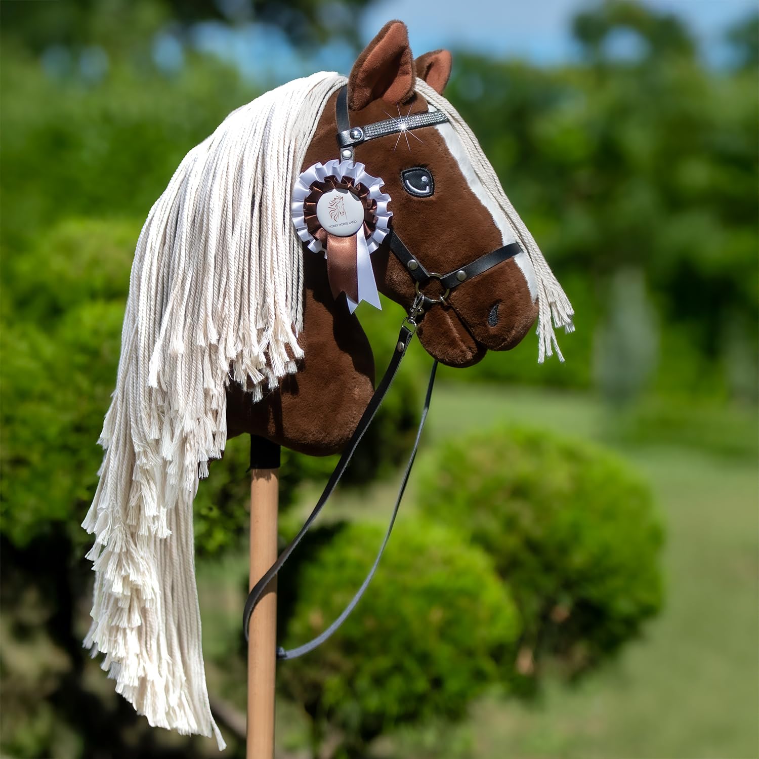 Hobby Horse A3 Sunny Dream - Caballo Alezan Oscuro con crins lavados - Red completa con frontal brillante - Flot Satén Blanco y Marrón Oferta - Juguete ecuestre para niños y adolescentes